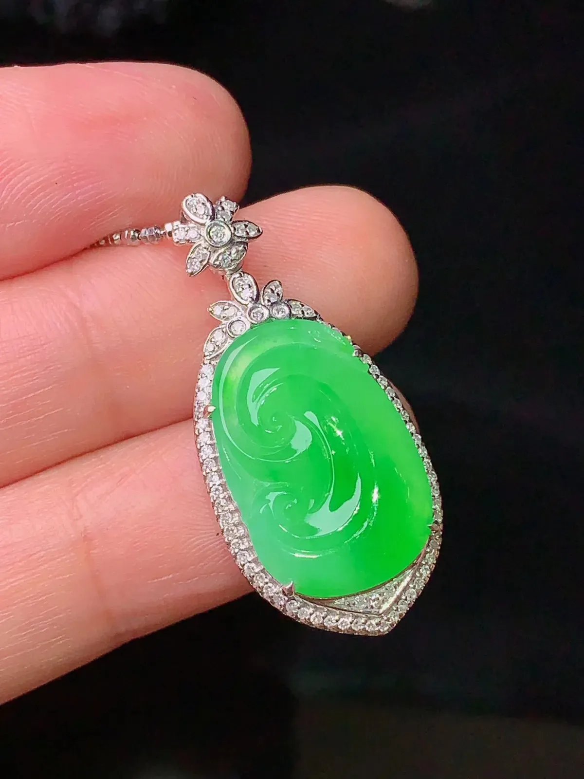 18k金钻镶嵌翠绿如意吊坠 玉质细腻 色泽艳丽 整体尺寸31.3*14.8*6.5