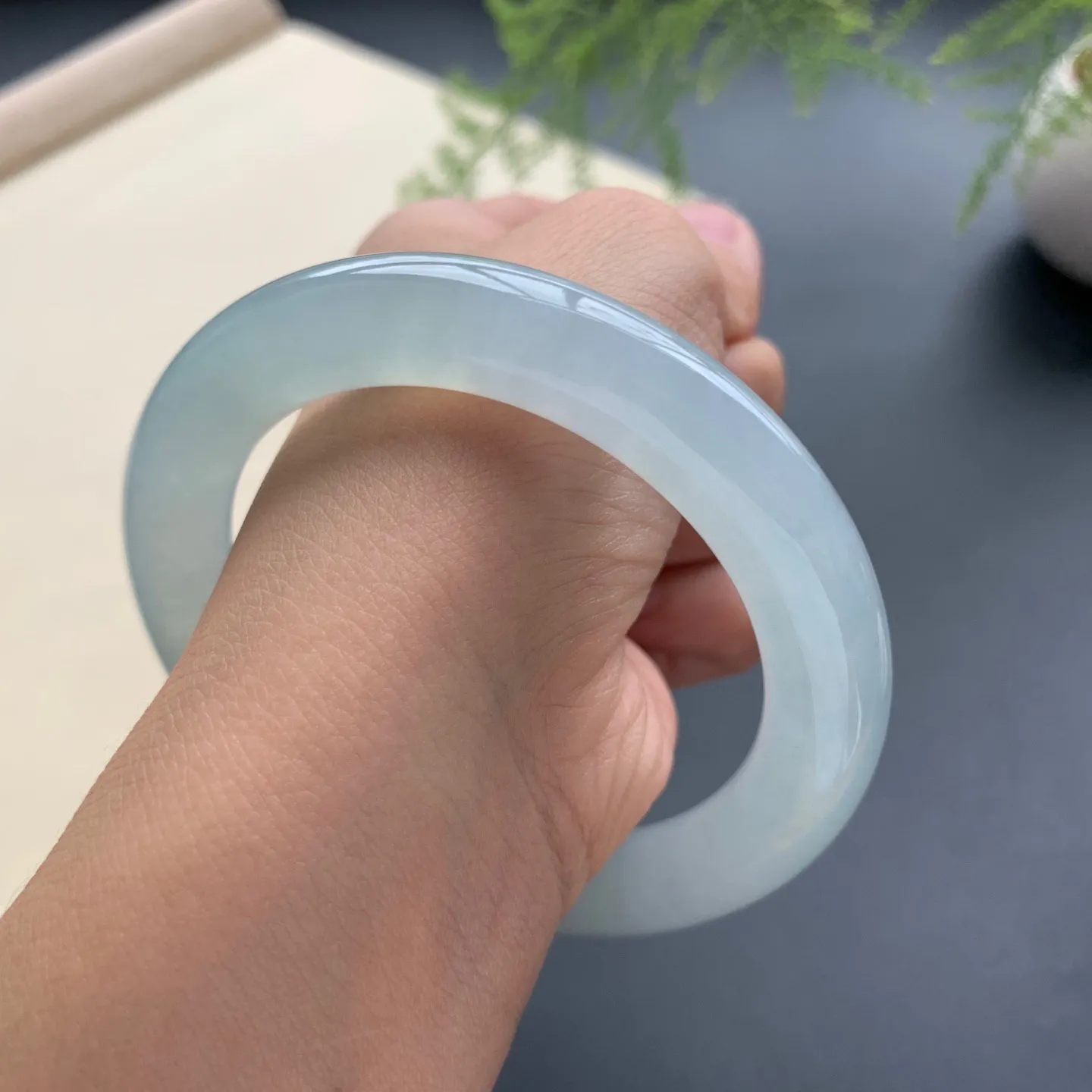 57圈口冰晴底圆条手镯 尺寸：57-11，水润起胶，色泽亮丽