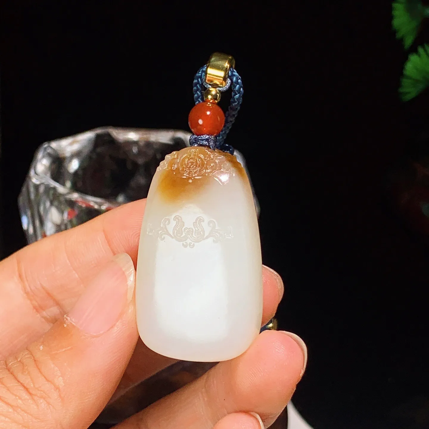 新疆且末糖羊脂白平安无事牌挂件。尺寸37/22/12重24.5克。白度一级。玉质细腻油润。手推出油。佩戴高端典雅。lt251031