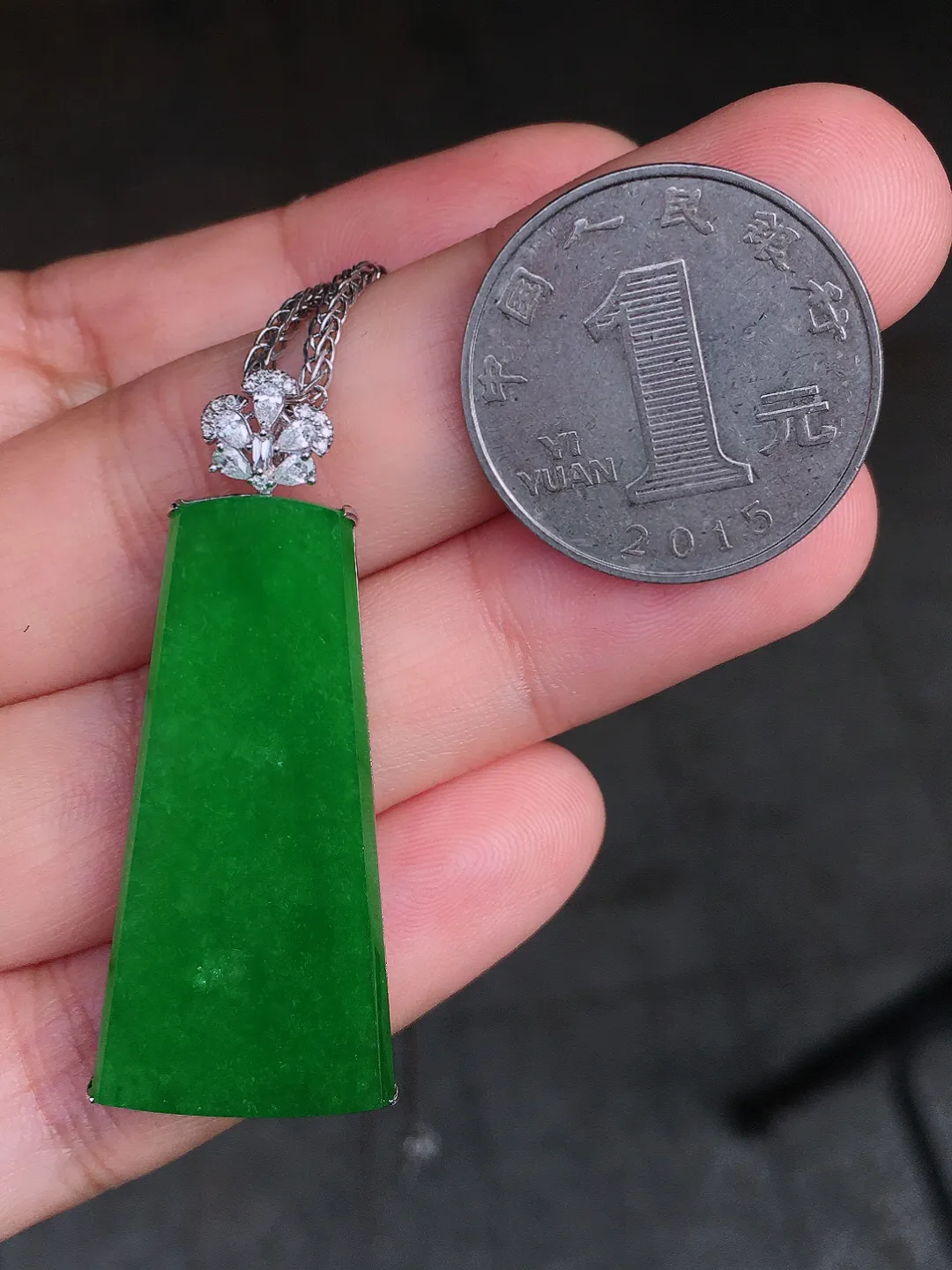 阳绿无事牌吊坠，色泽均匀艳丽，玉质细腻，荧光感超
强，饱满圆润，尽显优雅气质，18k
金豪华镶嵌