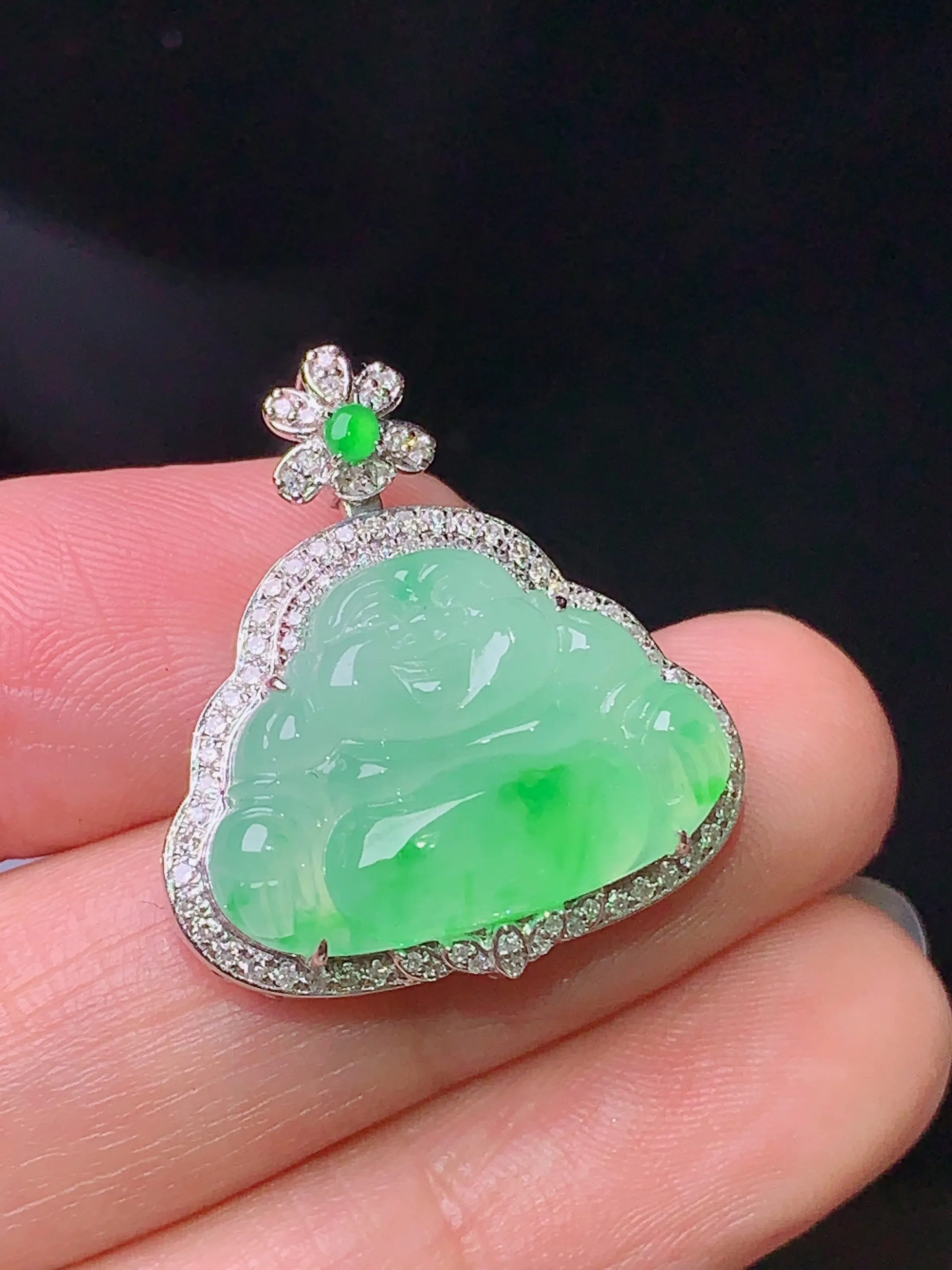 18k金钻镶嵌飘绿佛公吊坠 玉质细腻 色泽清新艳丽 整体尺寸25.3*23*8.5