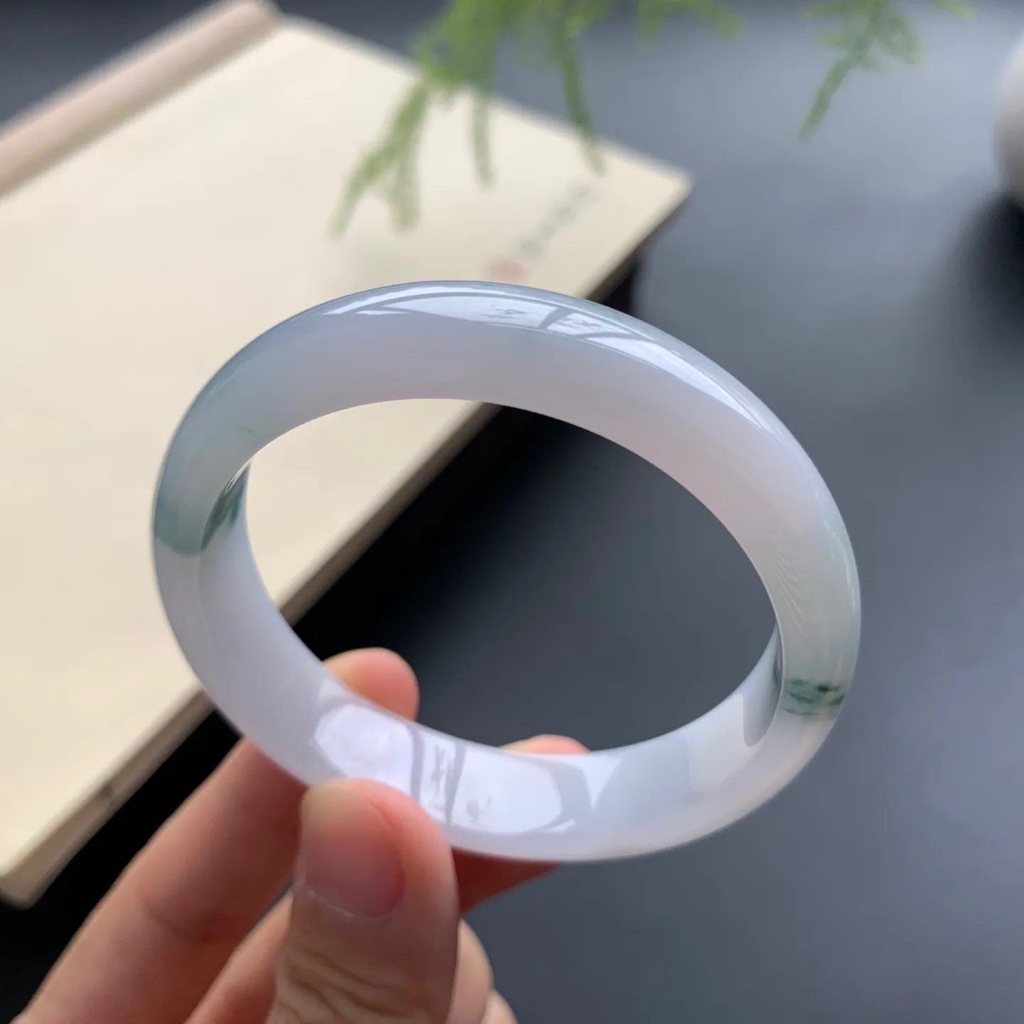 49.8圈口飘花正圈手镯 尺寸：49.8-11.5-6，无纹裂，细腻光滑，花色飘逸