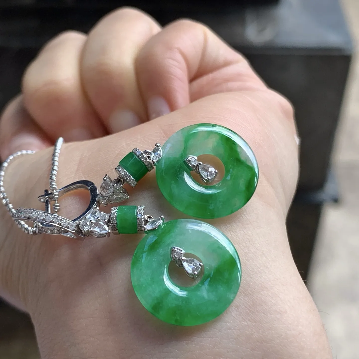 辣绿色耳钩^_^颜色鲜艳