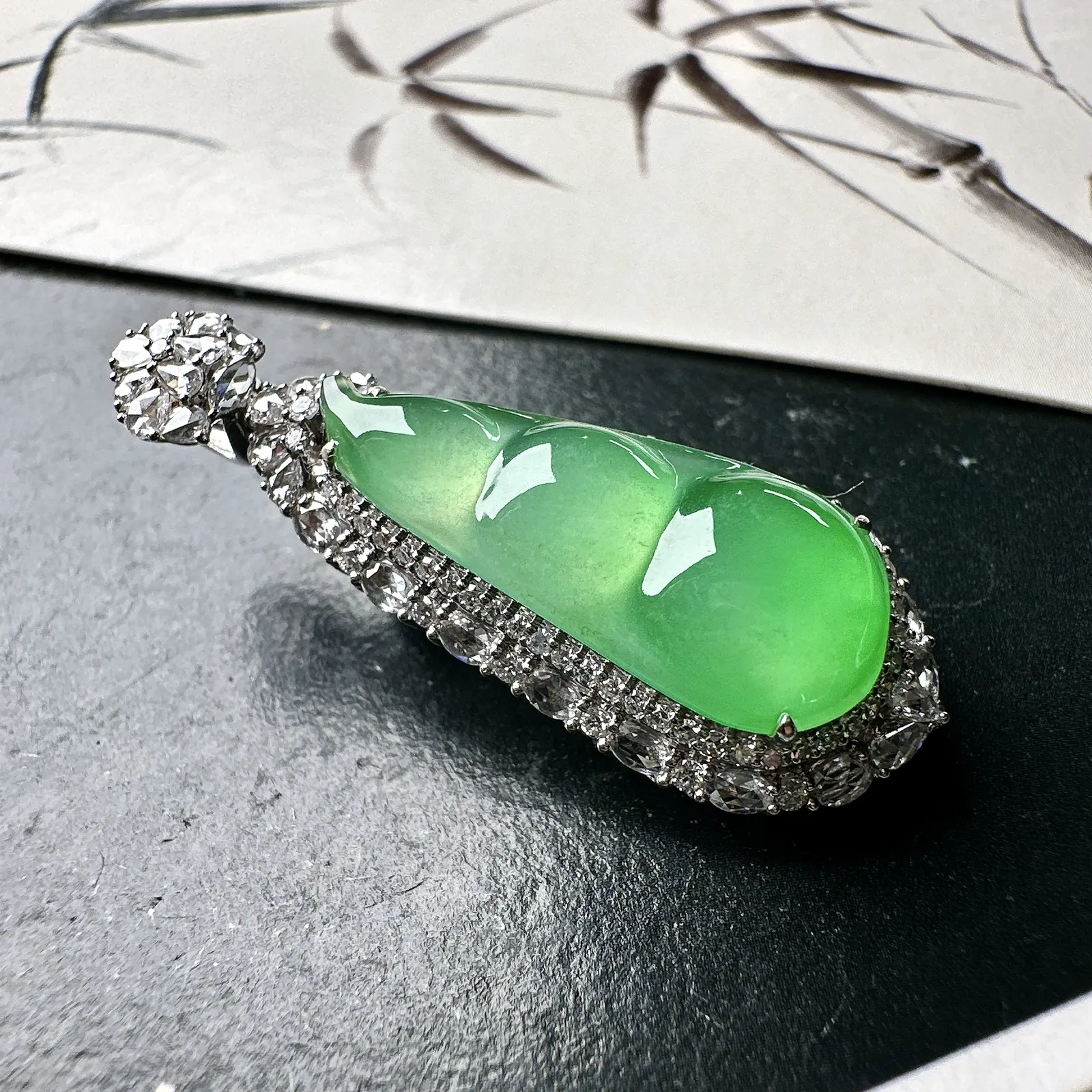 【冰种满绿福豆吊坠】种地上乘，冰感十足，通透起光，饱满圆润，18k金钻镶嵌，裸石尺寸23.7*10*4毫米。