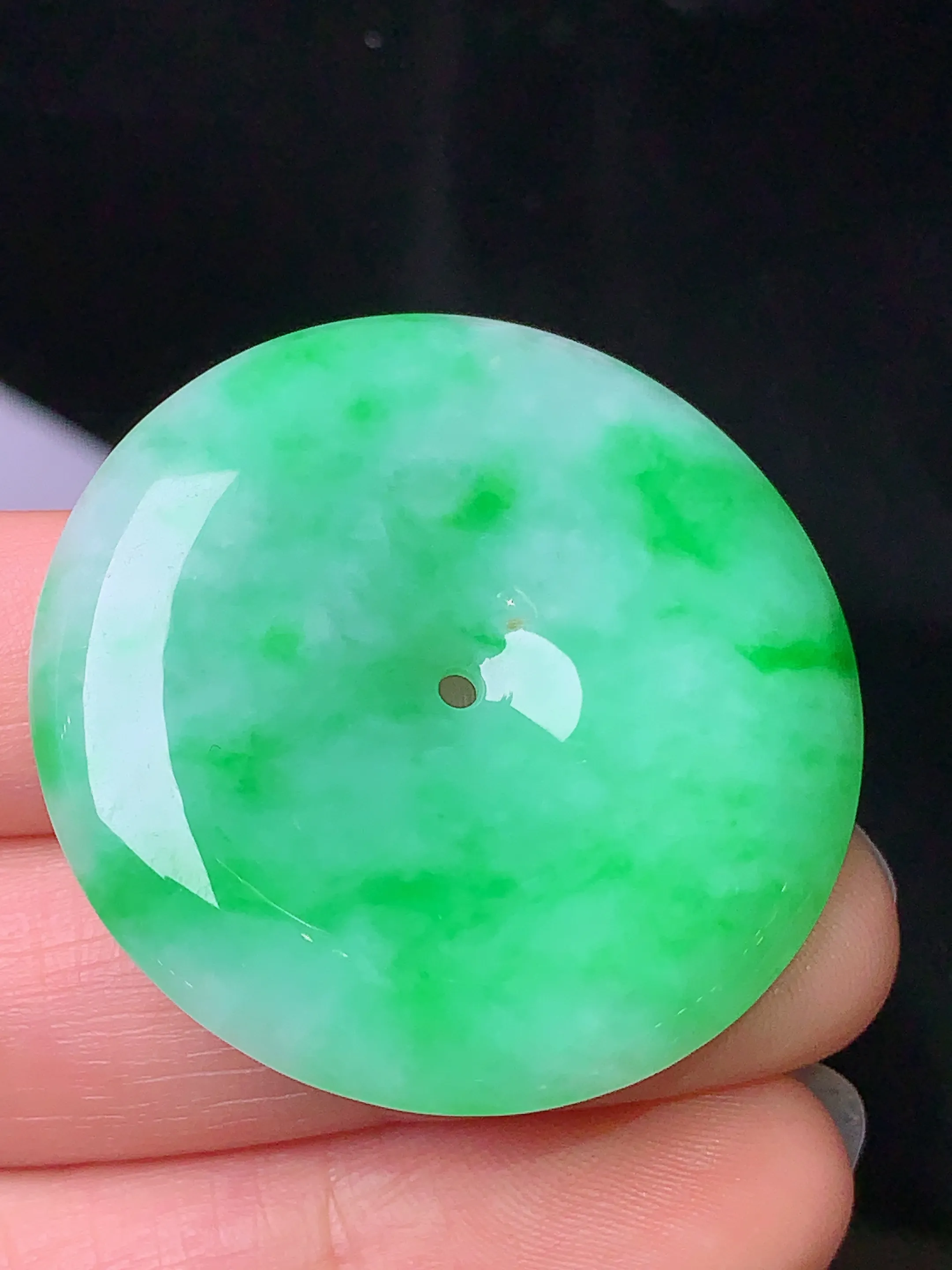 翠绿平安扣吊坠 玉质细腻 色泽清新艳丽 整体尺寸36.6*6