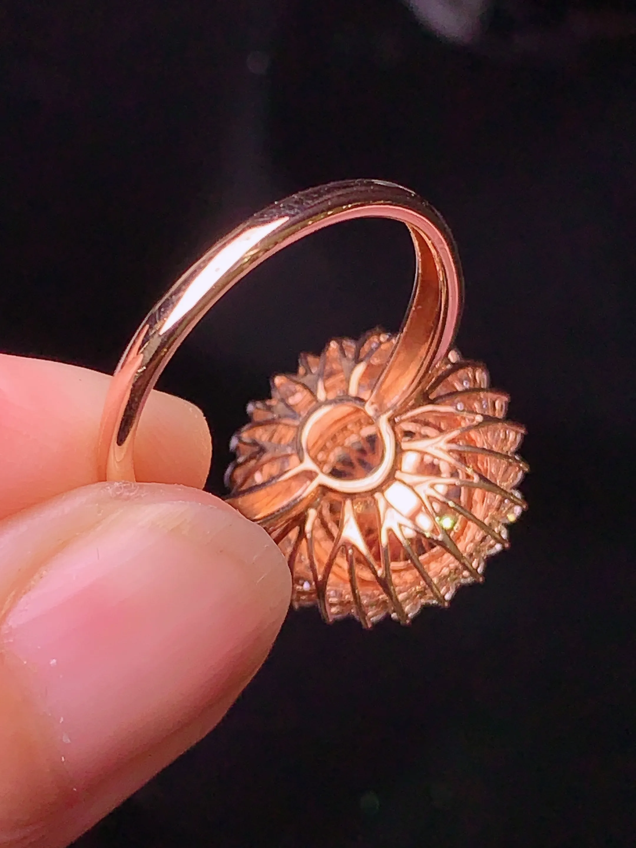 18k金钻镶嵌紫罗兰蛋面戒指 玉质细腻 色泽清新艳丽 圈口13.5 整体尺寸16.2*15.5*11.6