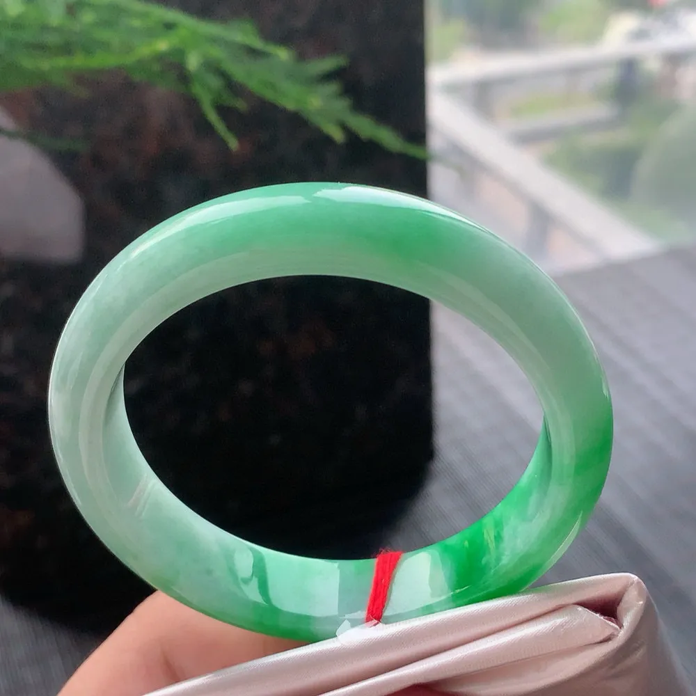 正圈冰糯阳绿 无瑕 尺寸:57.2/12.6/8.5 色阳