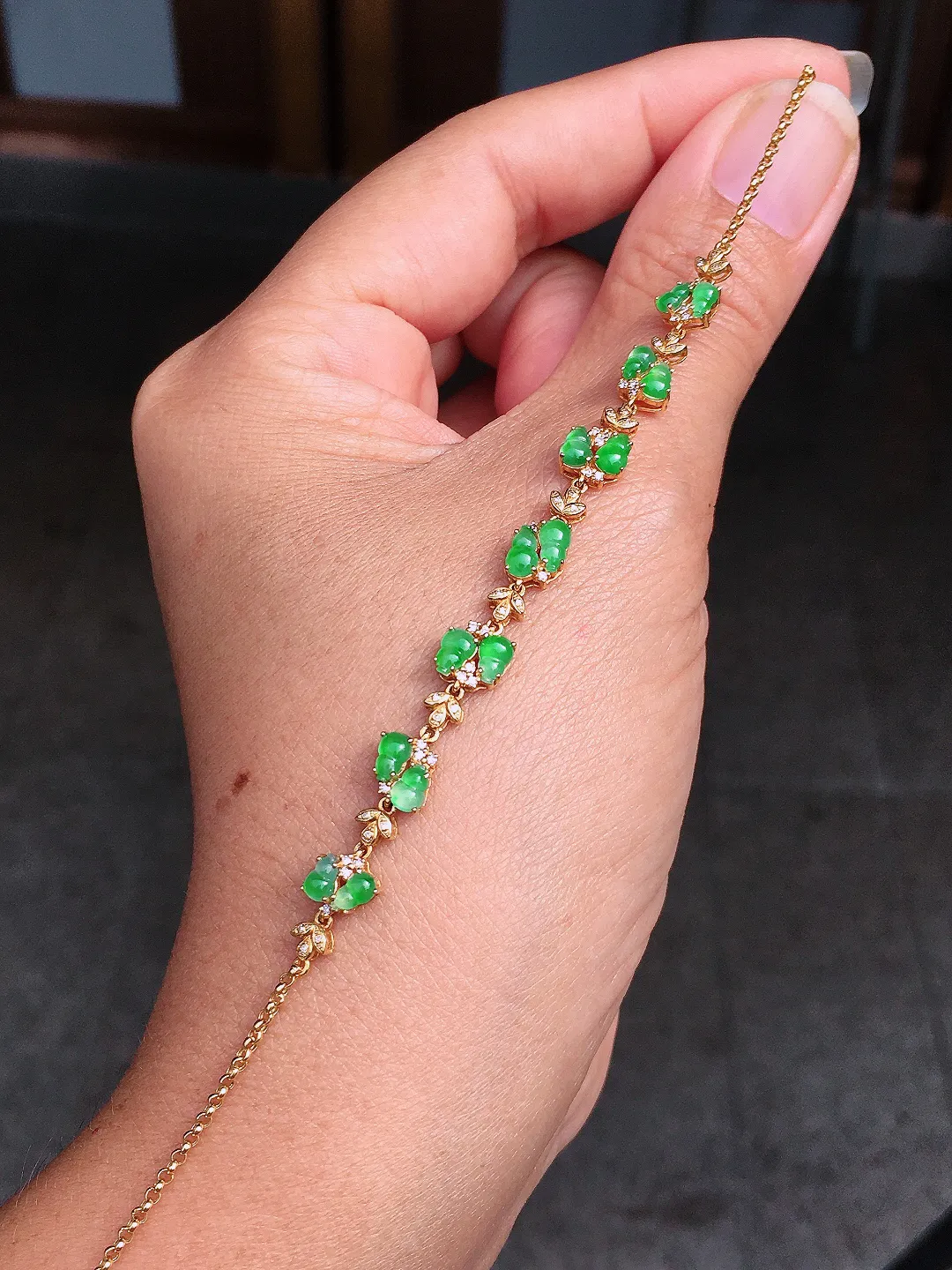 阳绿葫芦手链，色泽均匀艳丽，玉质细腻，荧光感超
强，饱满圆润，尽显优雅气质，18k
金豪华镶嵌