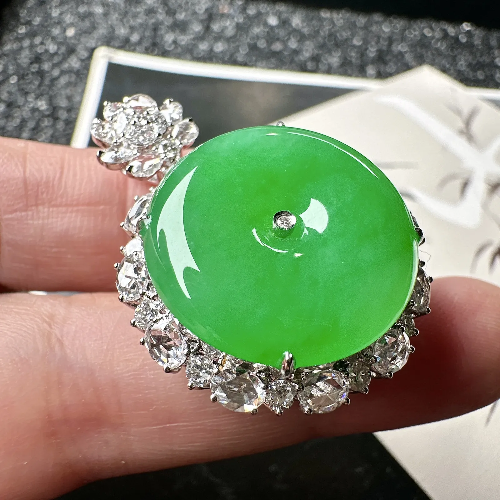【冰种满绿平安扣】质地非常细腻，冰润十足，种老冰透，18k金钻镶嵌，裸石尺寸21*4.3毫米，收藏品
