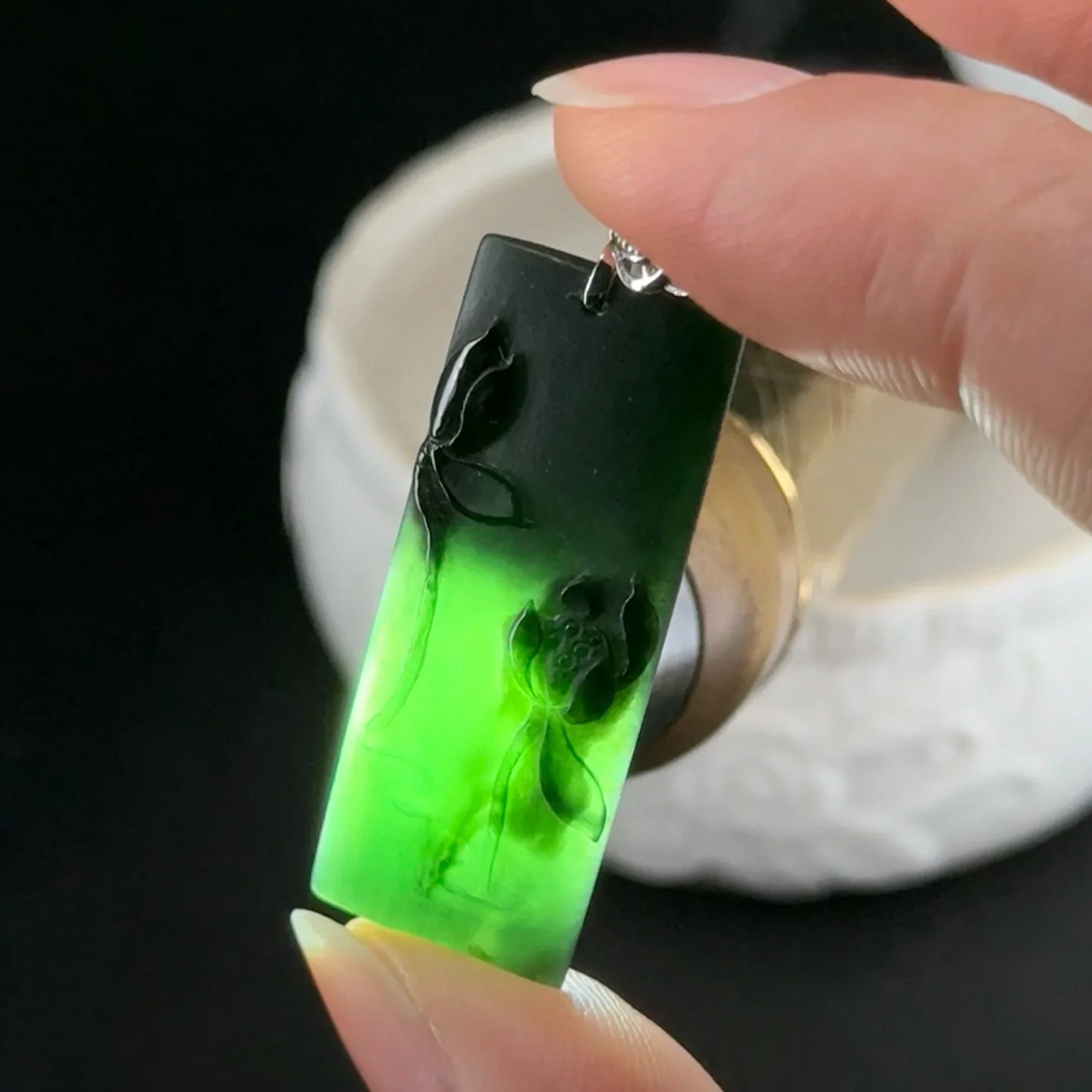 精品18k墨翠荷花牌 简约大气 打灯通透 油性十足 尺寸39.9