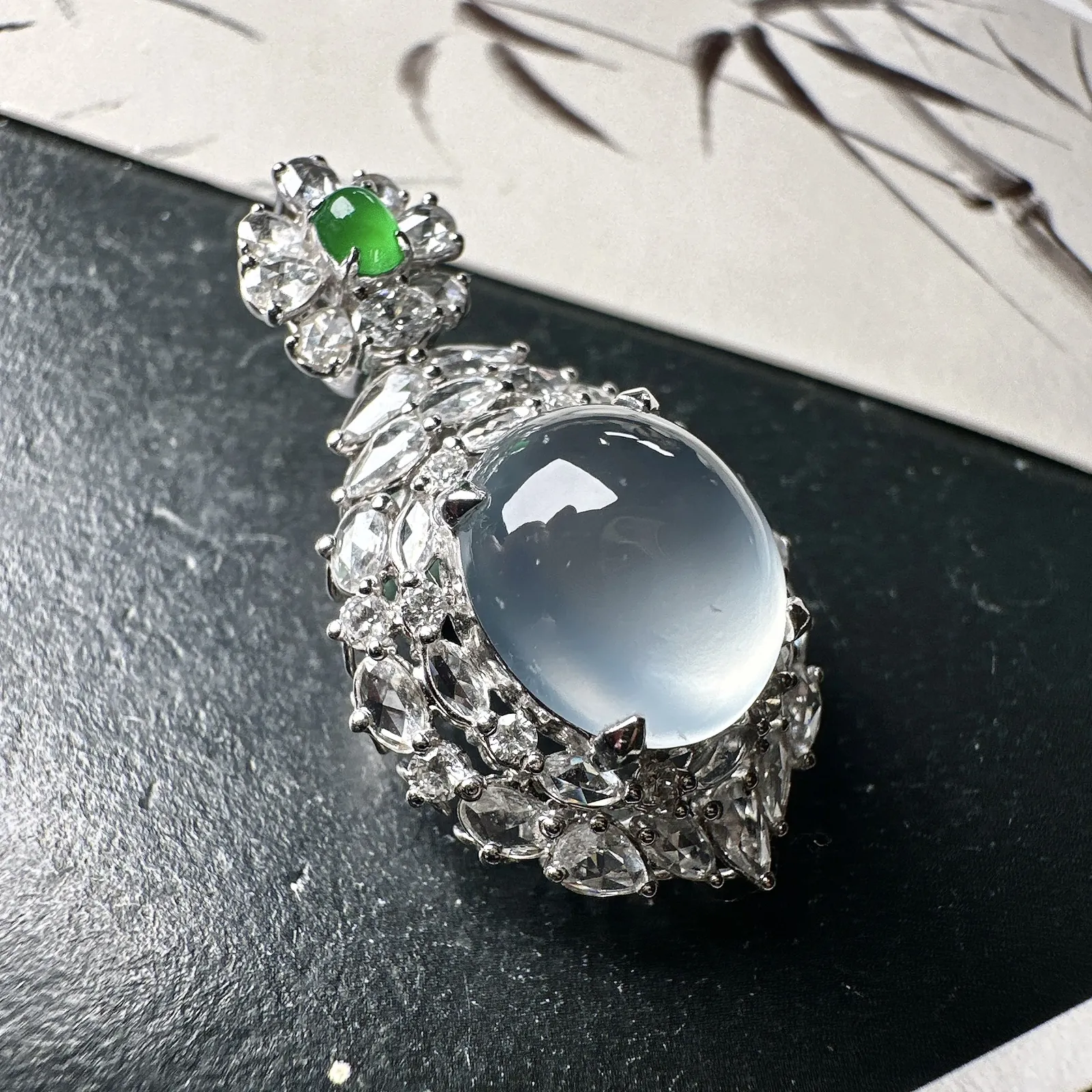 【冰种蛋面吊坠】冰感十足，通透闪亮，饱满圆润，18k金钻镶嵌，裸石尺寸12.5*11.1*6.9毫米。