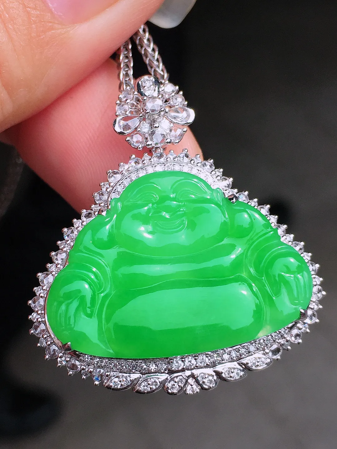 阳绿佛公吊坠，色泽均匀艳丽，玉质细腻，荧光感超
强，饱满圆润，尽显优雅气质，18k
金豪华镶嵌