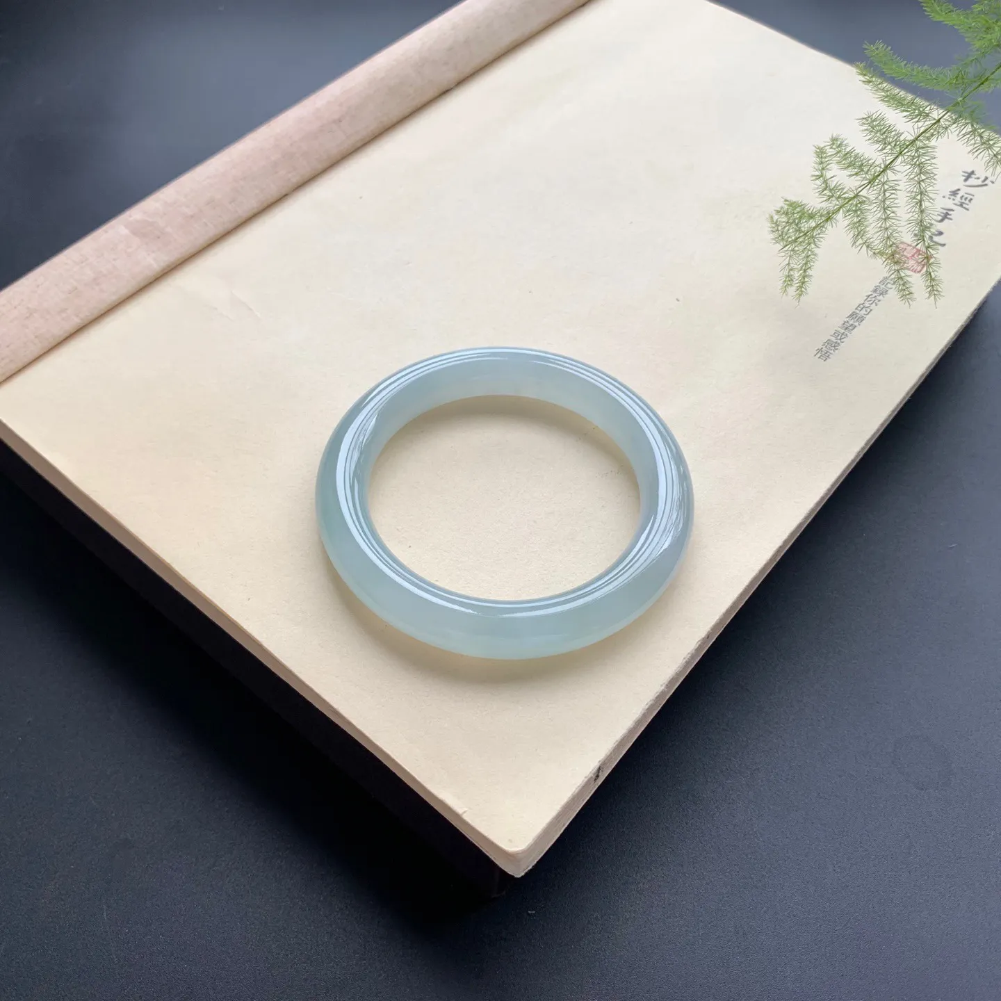 57圈口冰晴底圆条手镯 尺寸：57-11，水润起胶，色泽亮丽