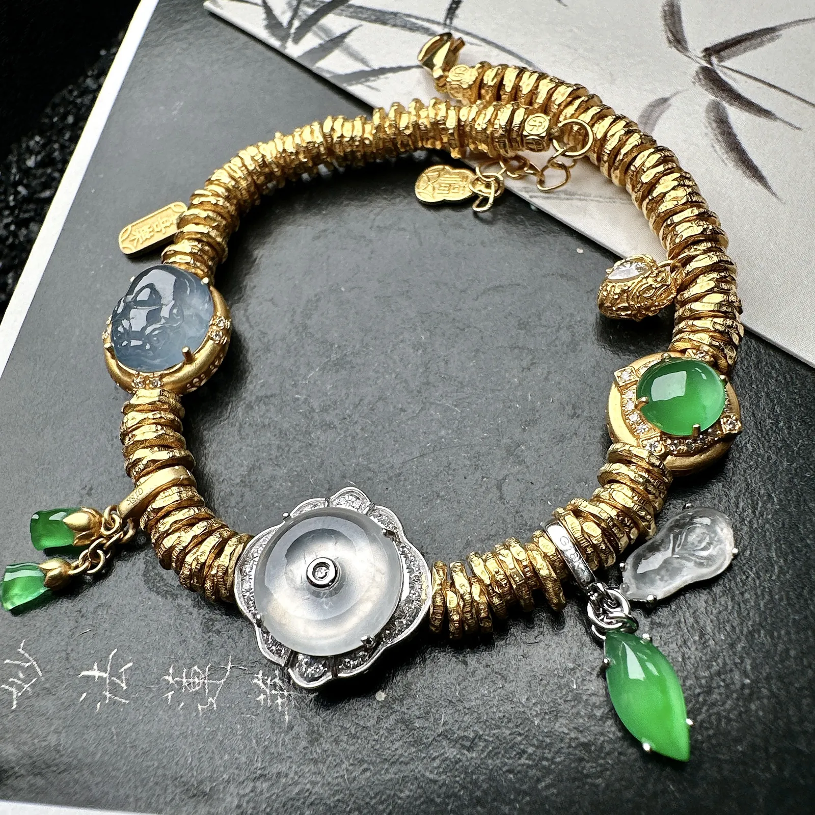 【冰种多种元素盘缠手链】颗颗冰透，饱满圆润，光泽闪耀，流行款，18K金钻镶嵌，其中一颗裸石尺寸10.