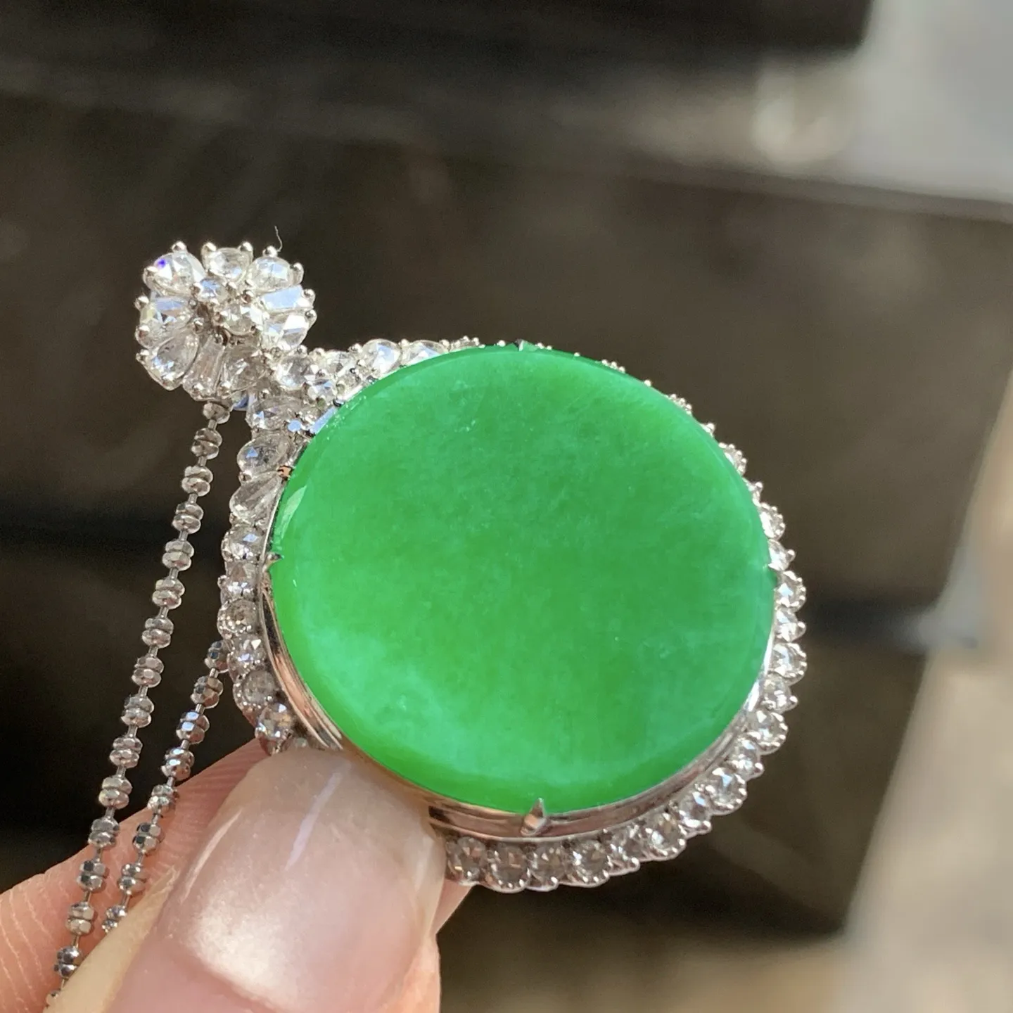 金钻镶嵌辣绿色圆牌^_^鲜艳 玉质温润