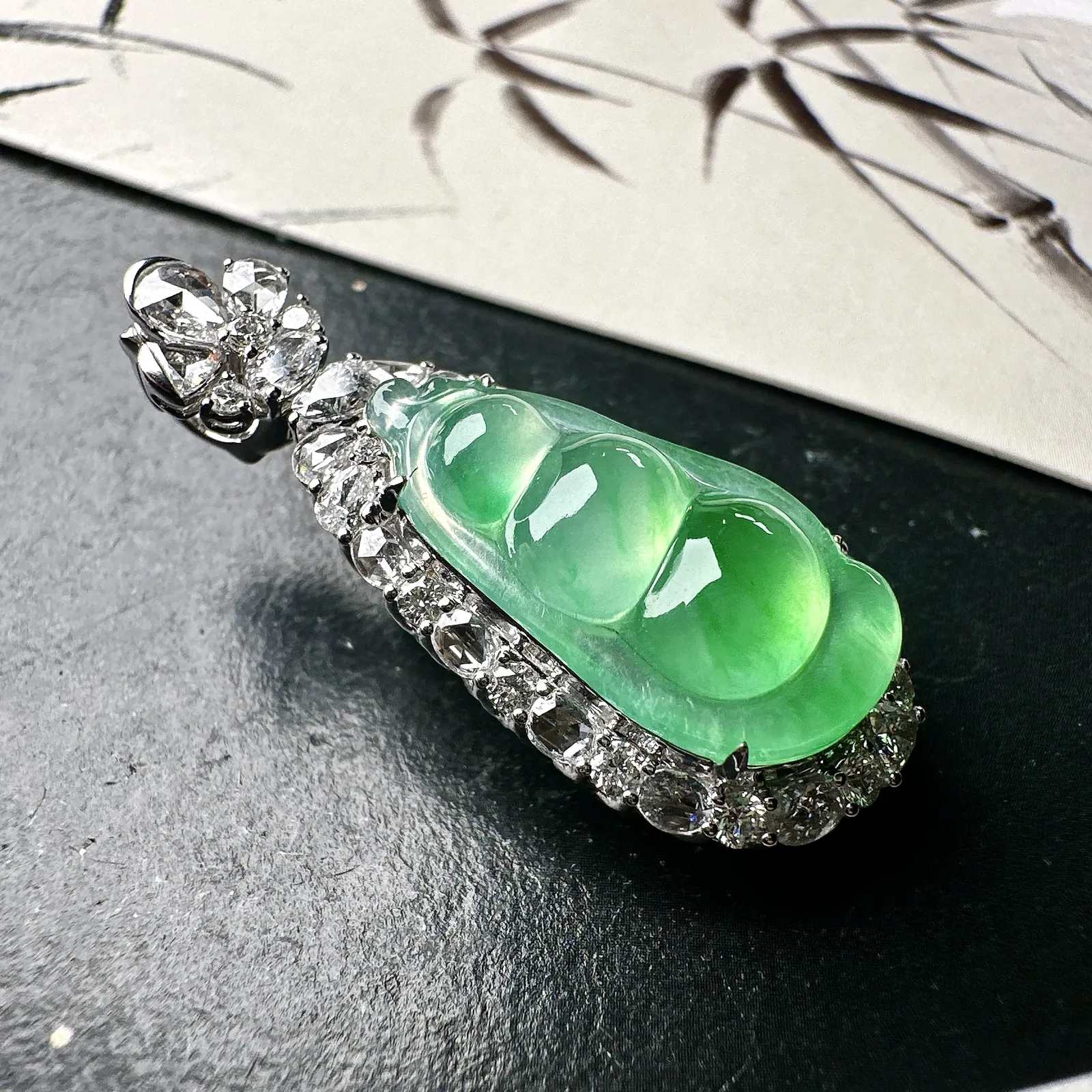 【冰种绿福豆吊坠】种地上乘，冰感十足，通透起光，饱满圆润，18k金钻镶嵌，裸石尺寸21.9*11.7*4.8毫米。