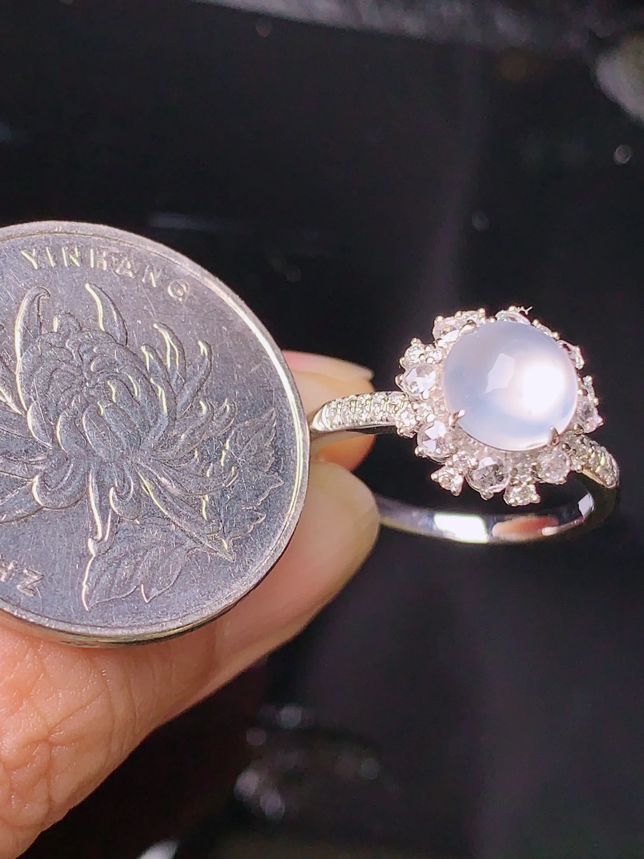 18k金钻镶嵌冰种蛋面戒指 玉质细腻 色泽清新艳丽 圈口13 整体尺寸11*8.8