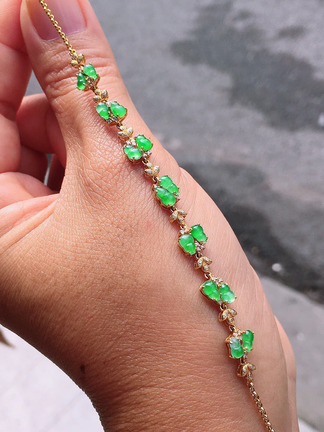 阳绿葫芦手链，色泽均匀艳丽，玉质细腻，荧光感超
强，饱满圆润，尽显优雅气质，18k
金豪华镶嵌