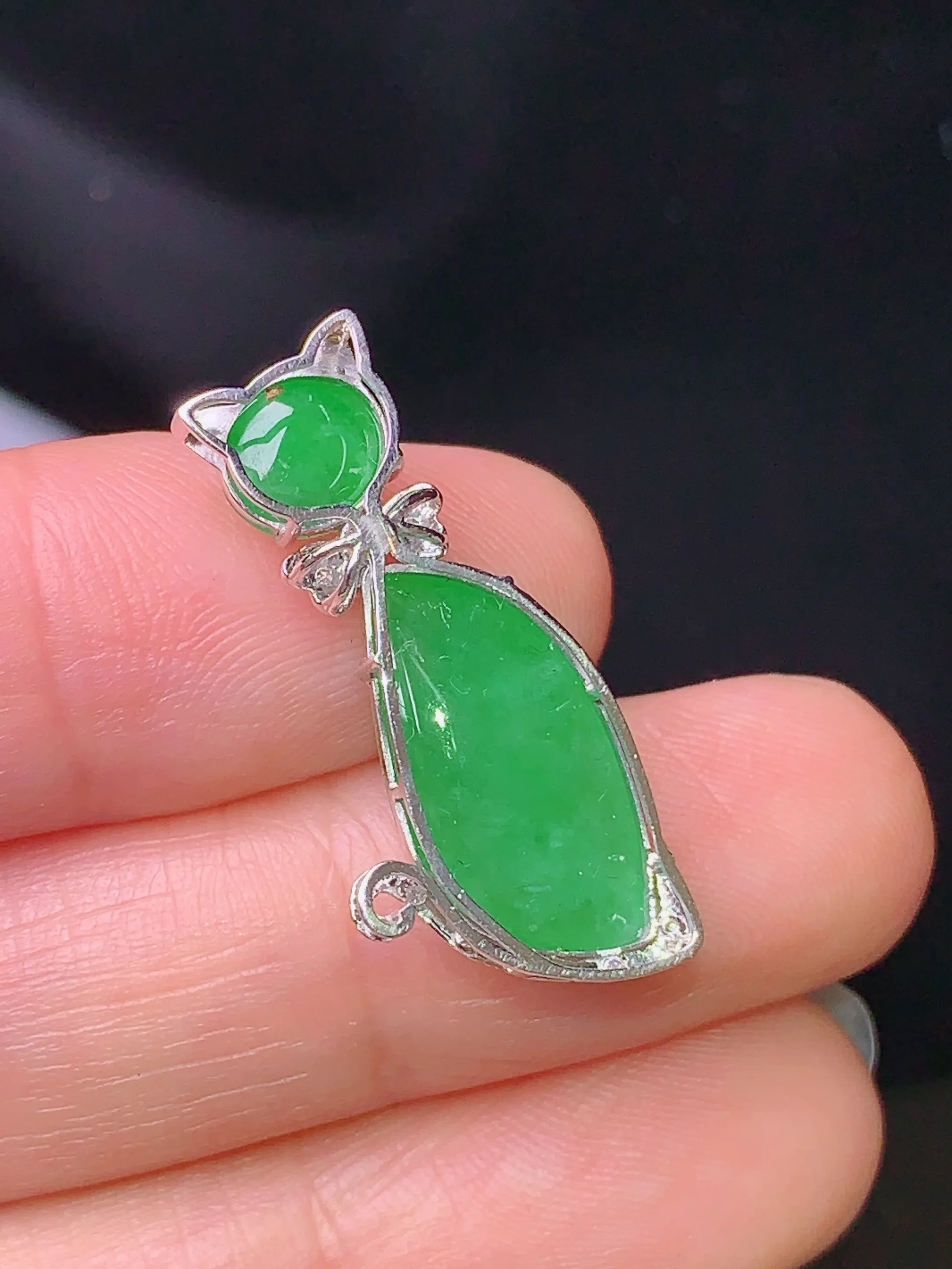 18k金钻镶嵌满绿随形吊坠 玉质细腻 色泽清新艳丽 整体尺寸26.5*11.8*6.3