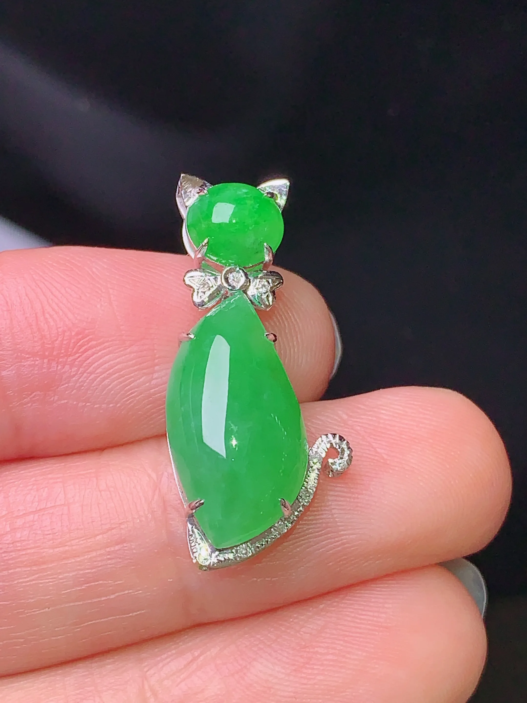 18k金钻镶嵌满绿随形吊坠 玉质细腻 色泽清新艳丽 整体尺寸26.5*11.8*6.3
