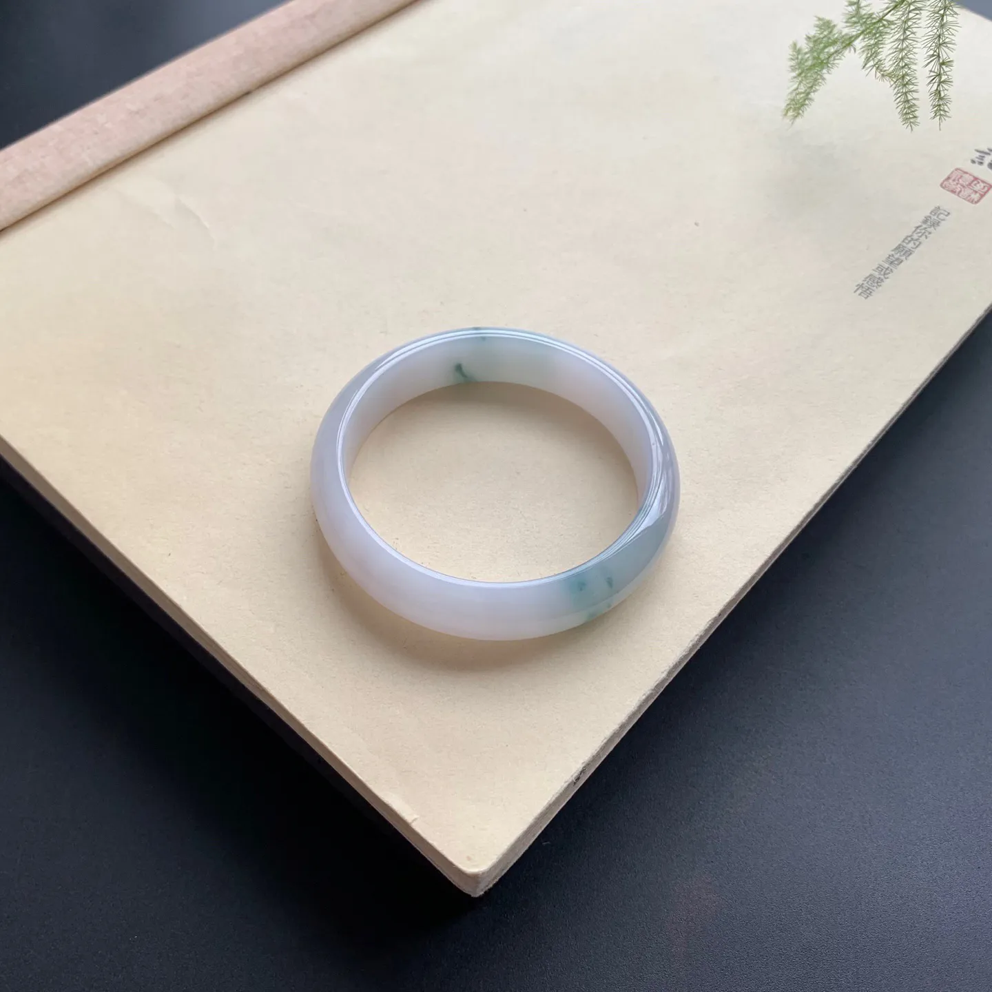 49.8圈口飘花正圈手镯 尺寸：49.8-11.5-6，无纹裂，细腻光滑，花色飘逸