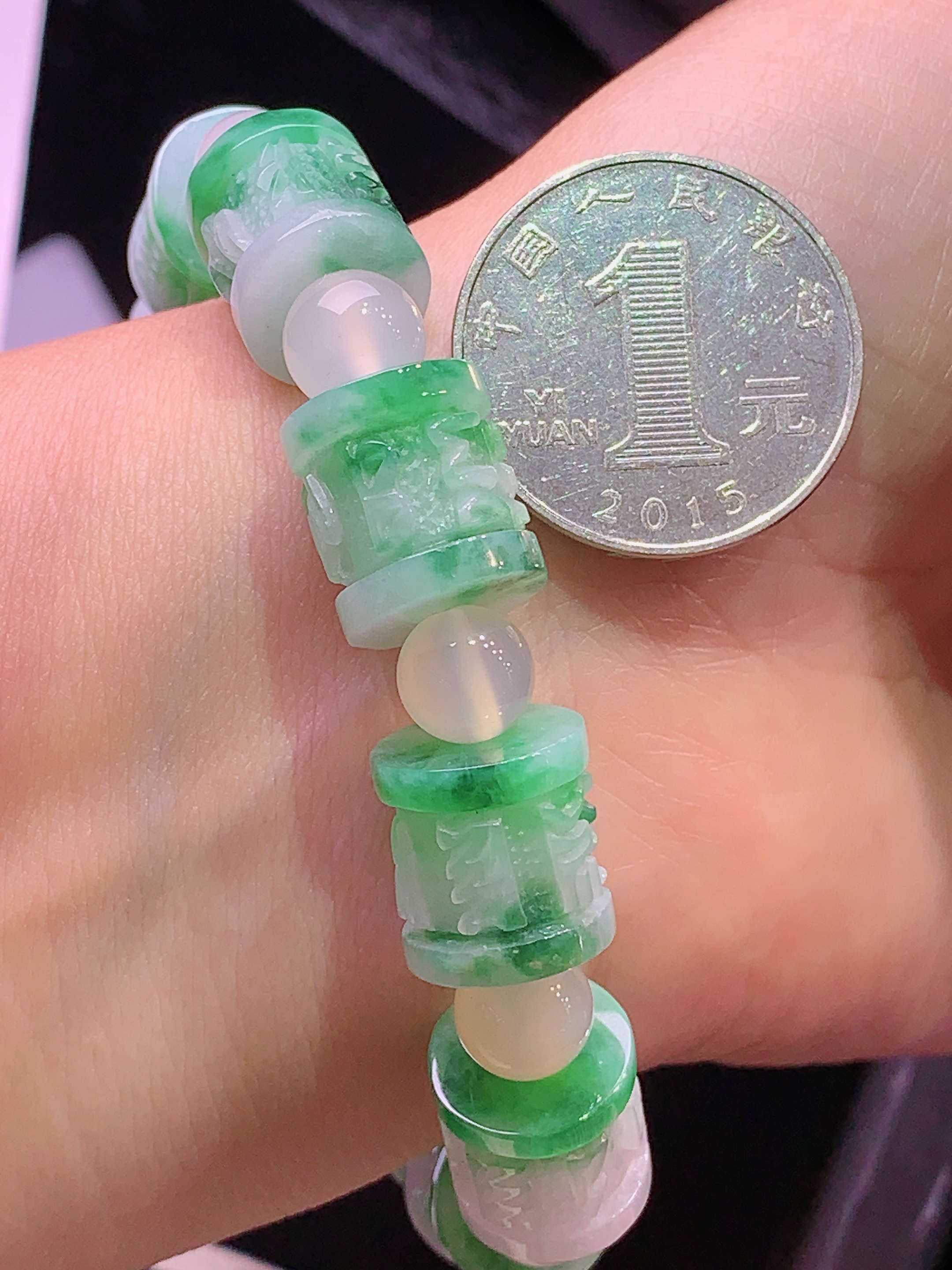 飘绿路路通手链 玉质细腻 色泽清新艳丽 整体尺寸12*13