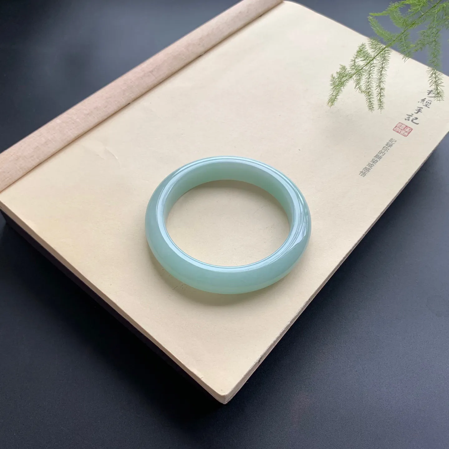 61.8圈口满色正圈手镯 尺寸：61.8-13-10，无纹裂，色泽靓丽，版型厚装