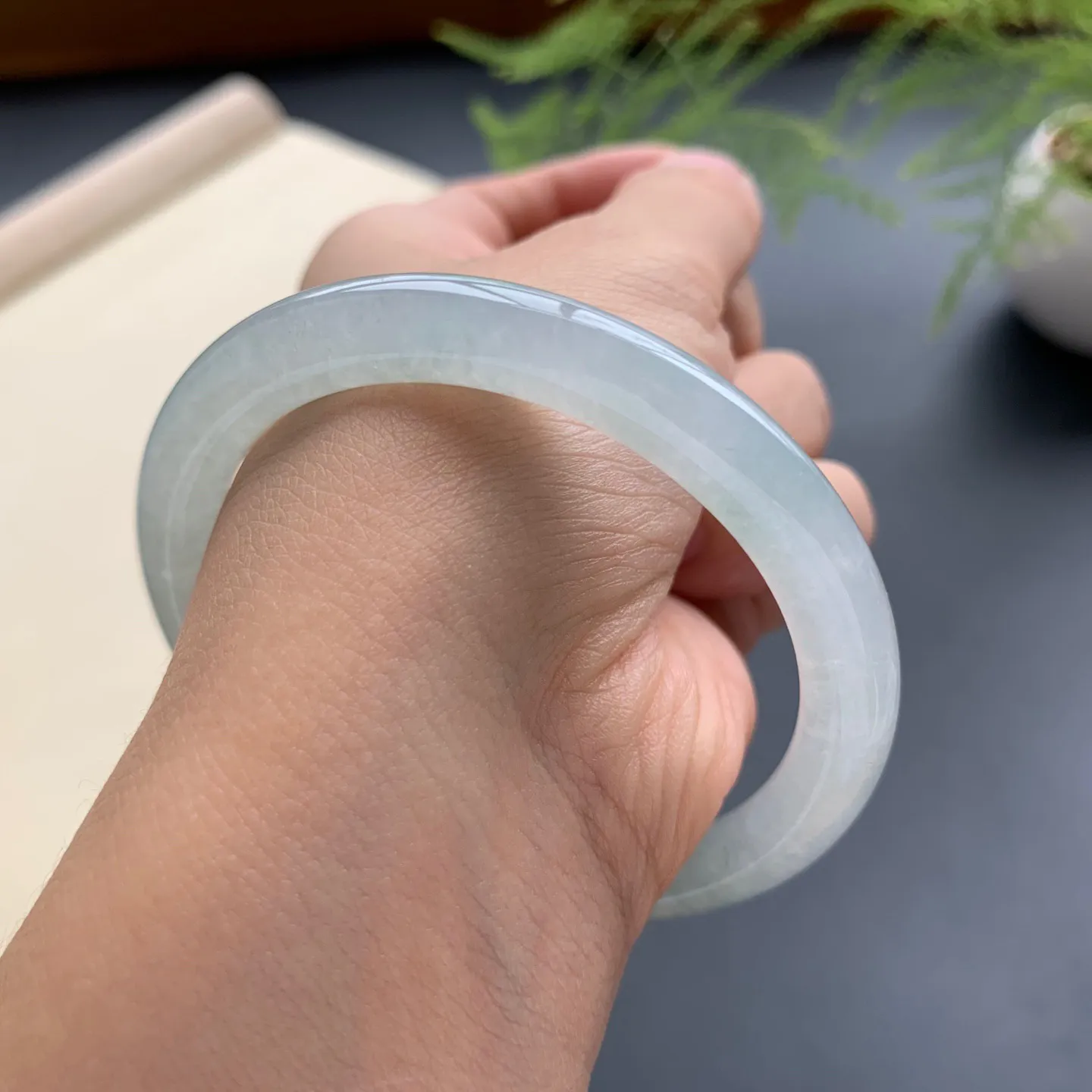 54.5圈口冰飘花圆条手镯 尺寸：54.5-7.5-8，无纹裂，水润起胶，条形饱满