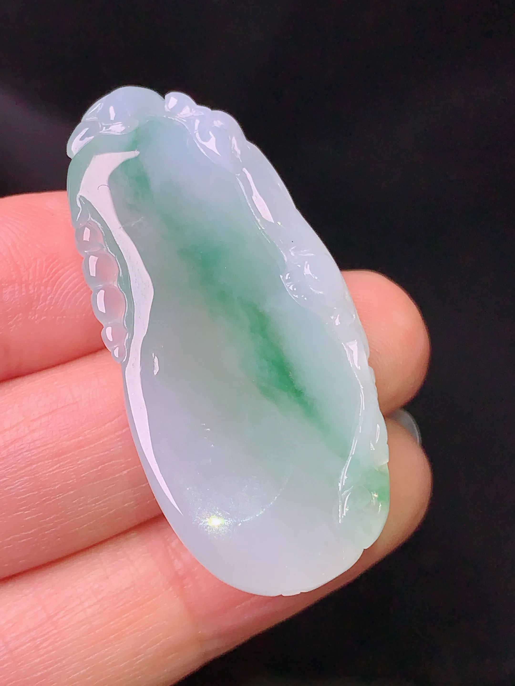 飘绿福瓜吊坠 玉质细腻 色泽清新艳丽 整体尺寸42.2*20*7.3