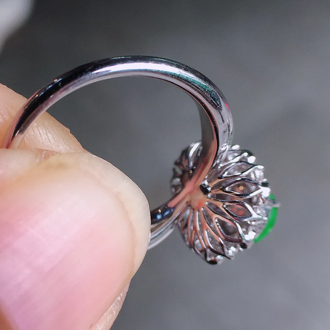 阳绿葫芦戒指，色泽均匀艳丽，玉质细腻，荧光感超
强，饱满圆润，尽显优雅气质，18k
金豪华镶嵌