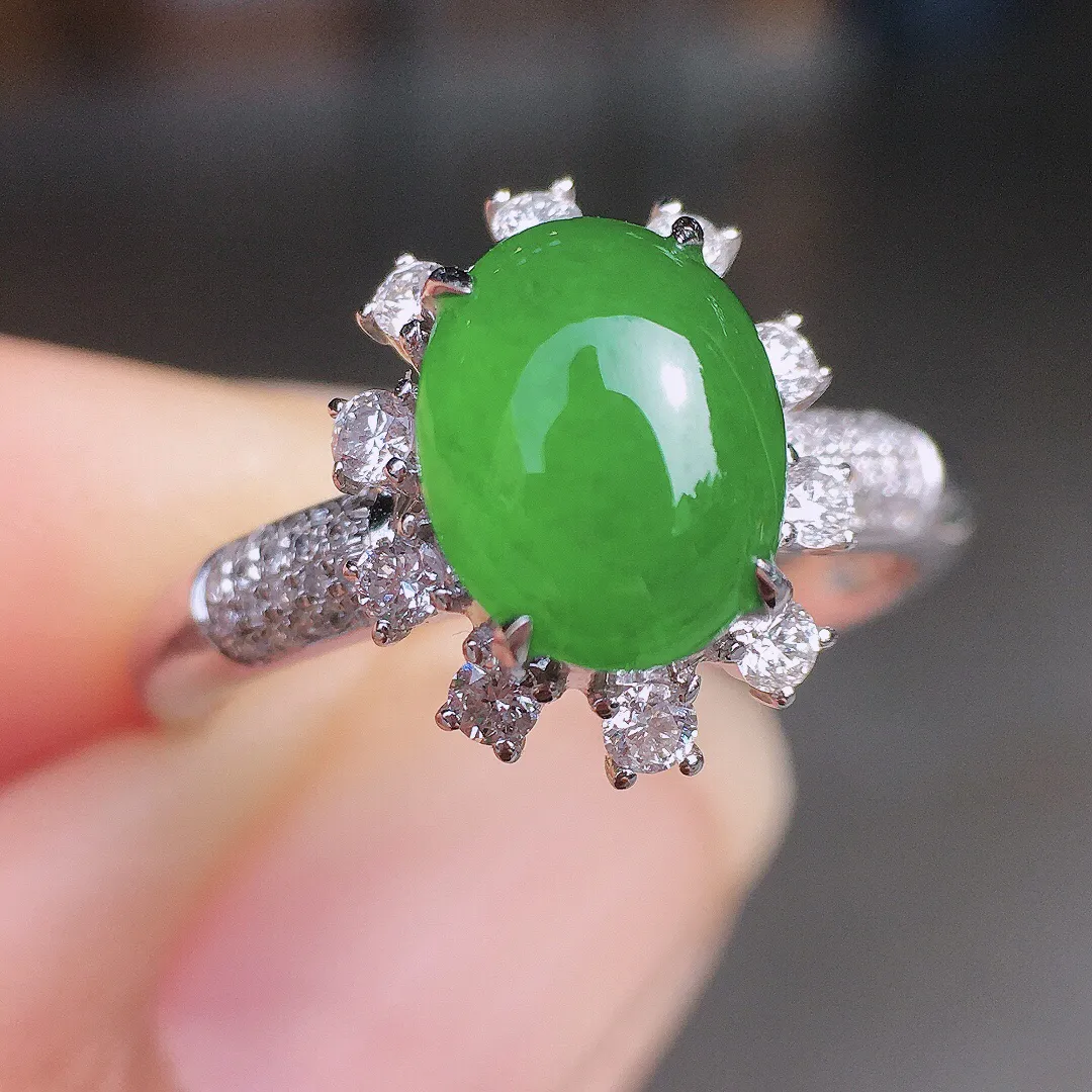 阳绿蛋面戒指，色泽均匀艳丽，玉质细腻，荧光感超
强，饱满圆润，尽显优雅气质，18k
金豪华镶嵌