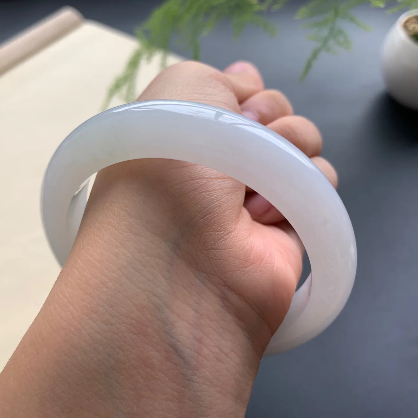 57.8圈口细糯正圈手镯 尺寸：57.8-12.2-9，无纹裂，白净光滑，细腻清爽