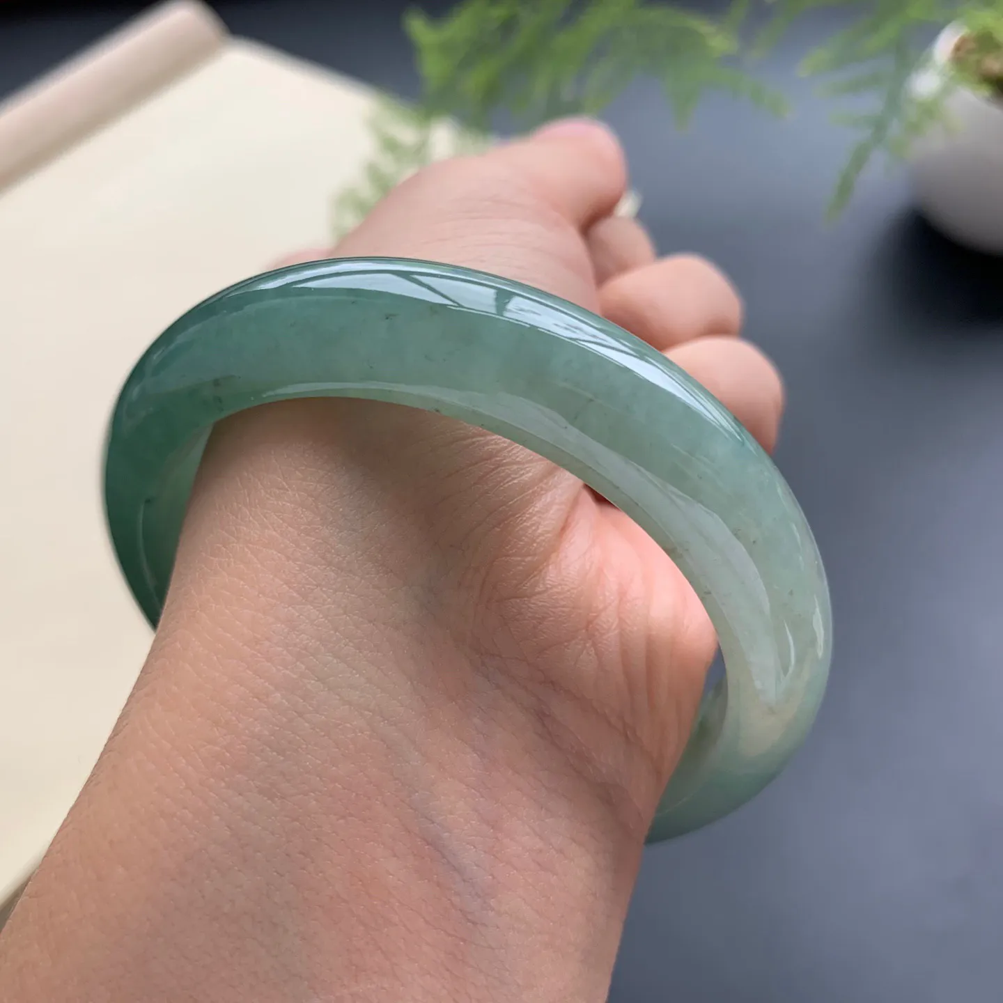 56圈口油底飘花正圈手镯 尺寸：56-13.3-8.2，无纹裂，细腻起胶，色泽浓郁