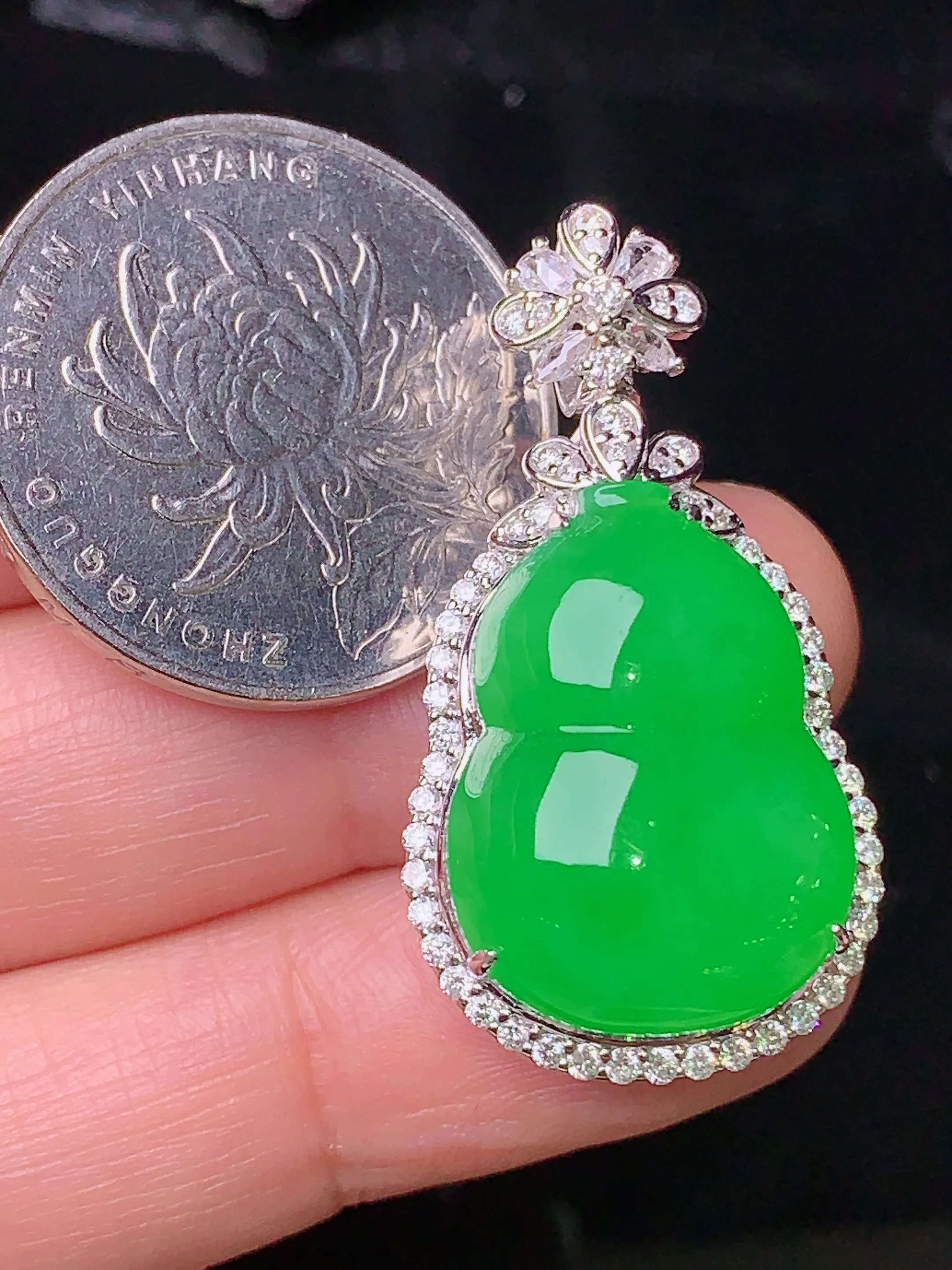 18k金钻镶嵌满绿葫芦吊坠 玉质细腻 色泽清新艳丽 整体尺寸34.5*18.5*13.5