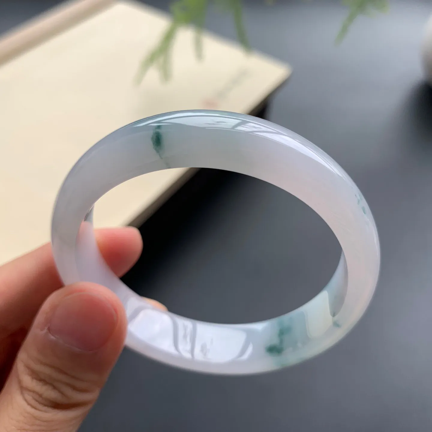 49.8圈口飘花正圈手镯 尺寸：49.8-11.5-6，无纹裂，细腻光滑，花色飘逸