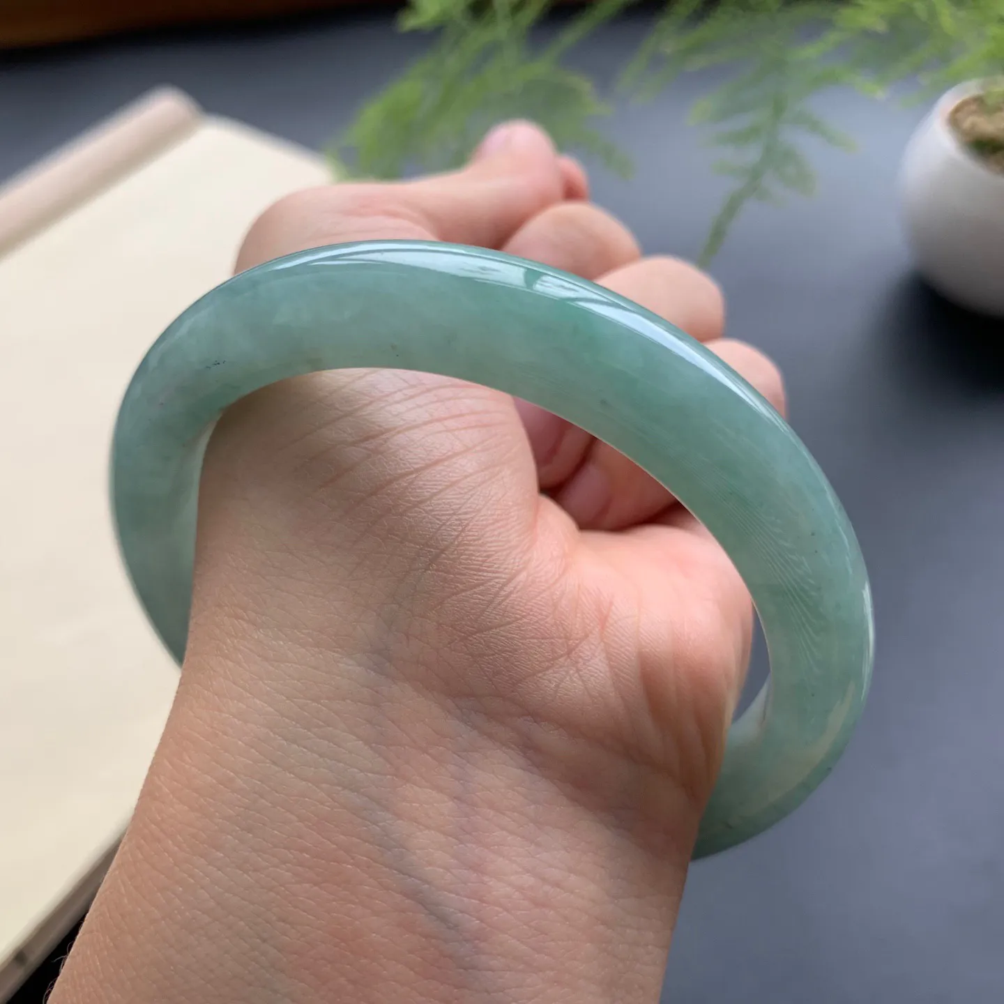 60.5圈口油绿正圈手镯 尺寸：60.5-11.3-9，无纹裂，细腻光滑，色泽均匀