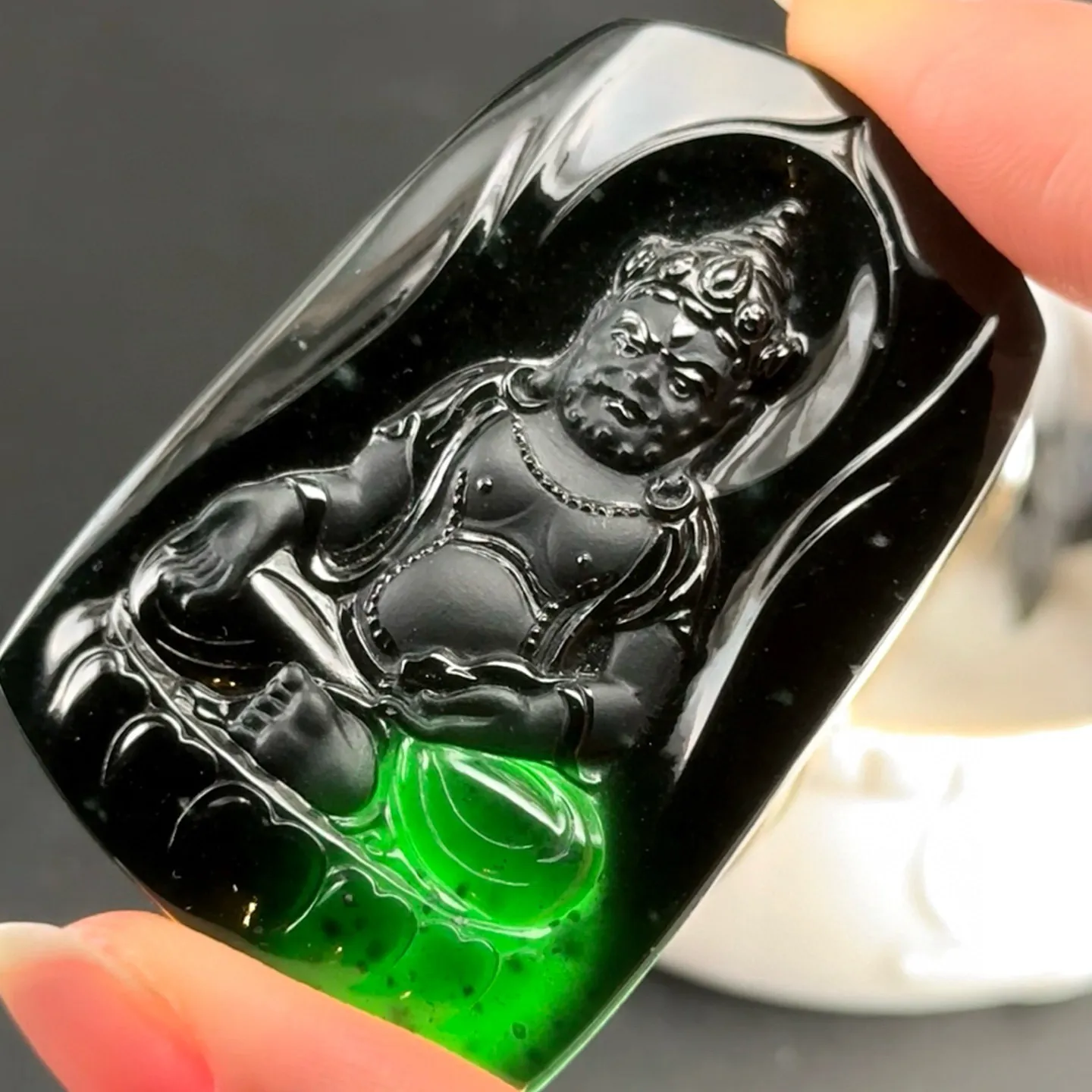 精品墨翠黄财神 种好色正 黑度极好 打灯通透 油性十足 尺寸53