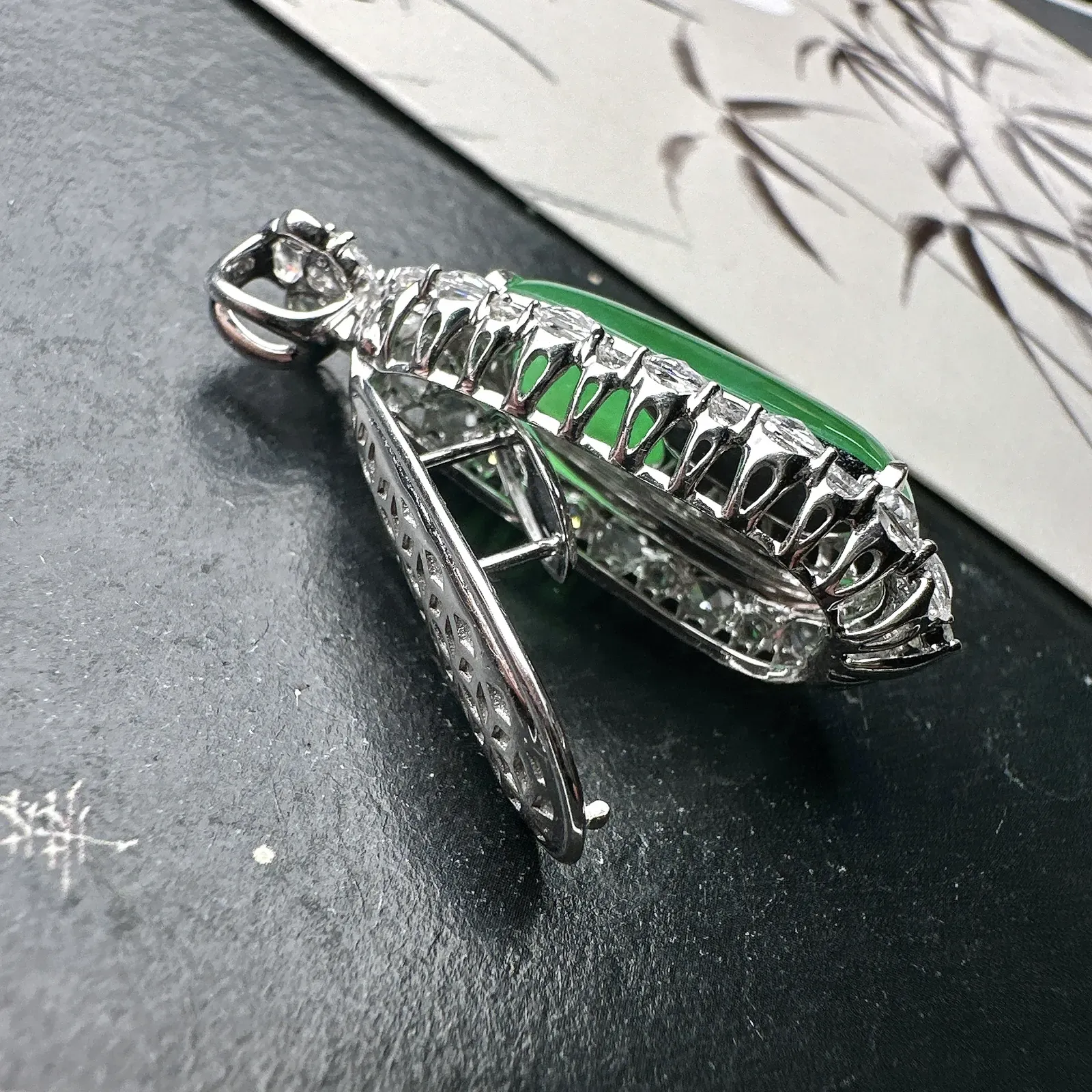 【冰种满绿福瓜】质地冰润细腻，种老起光，收藏品质，18K金钻镶嵌，裸石尺寸24.7*9.9*6.8毫米