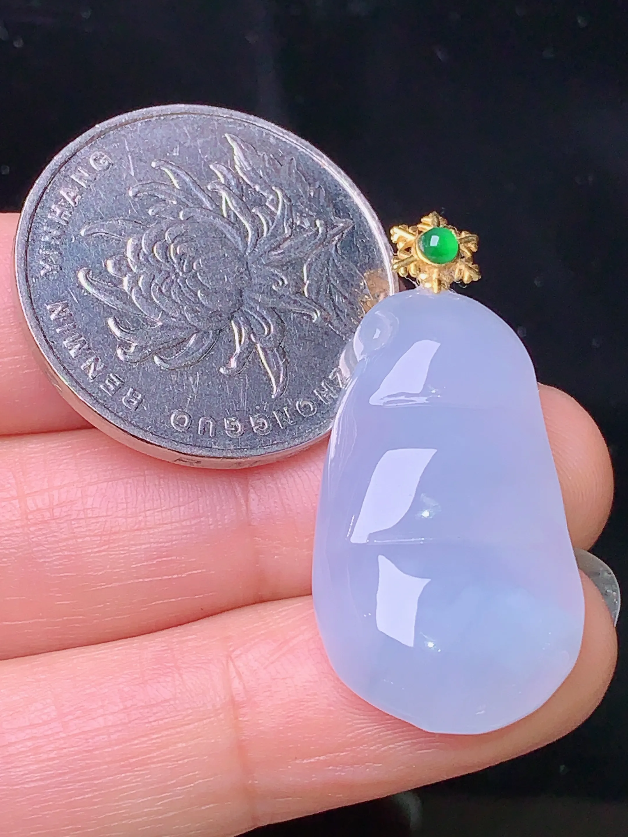 18k金镶嵌紫罗兰四季豆吊坠 玉质细腻 色泽清新艳丽 整体尺寸34.3*16*6.3