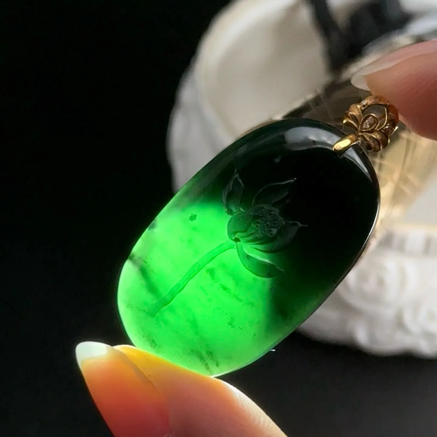 精品18k墨翠荷花牌 简约大气 打灯通透 油性十足 尺寸38.6