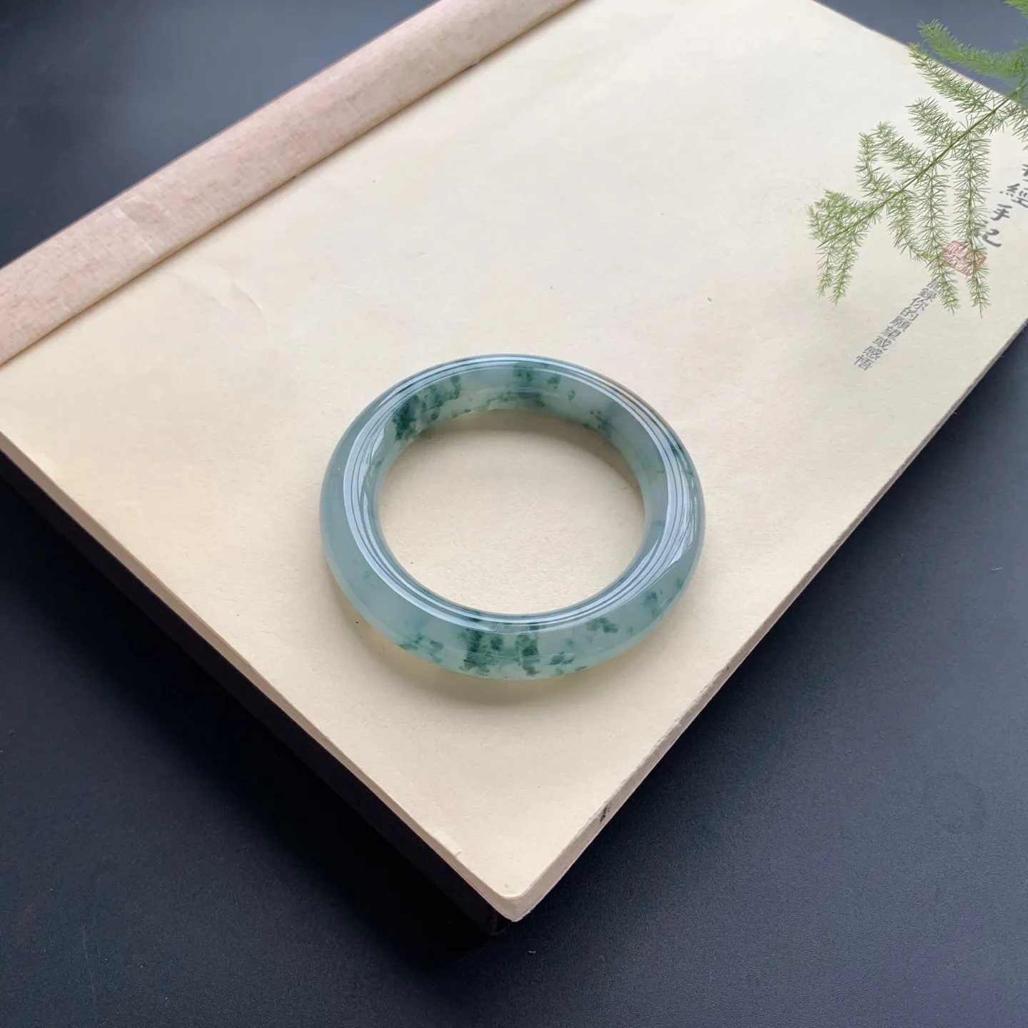 52圈口冰种飘花圆条手镯 尺寸：52-12，无纹裂，花色浓郁，条形饱满