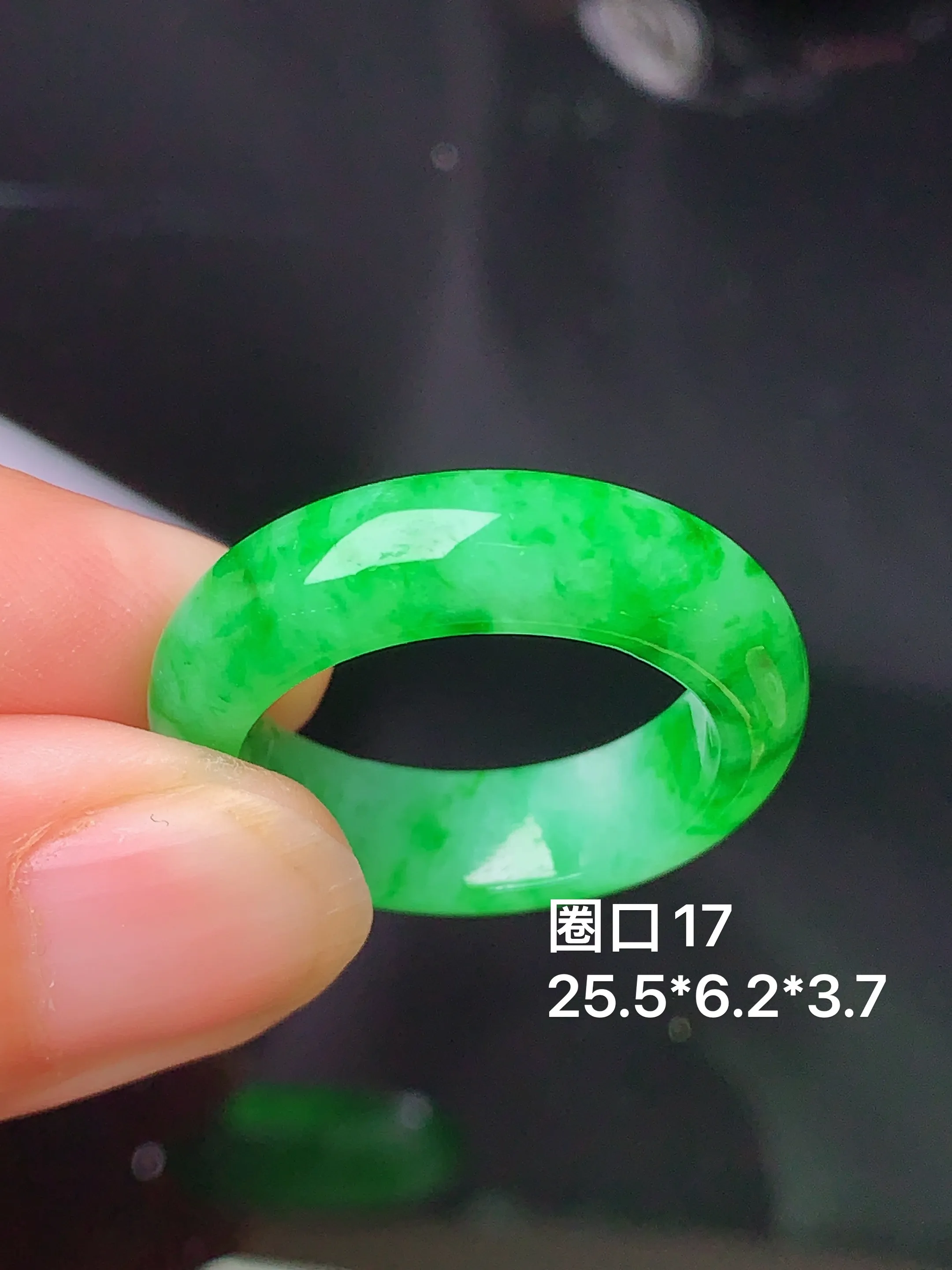 翠绿指环 玉质细腻 色泽清新艳丽 整体尺寸25.5*6.2*3.7 圈口17