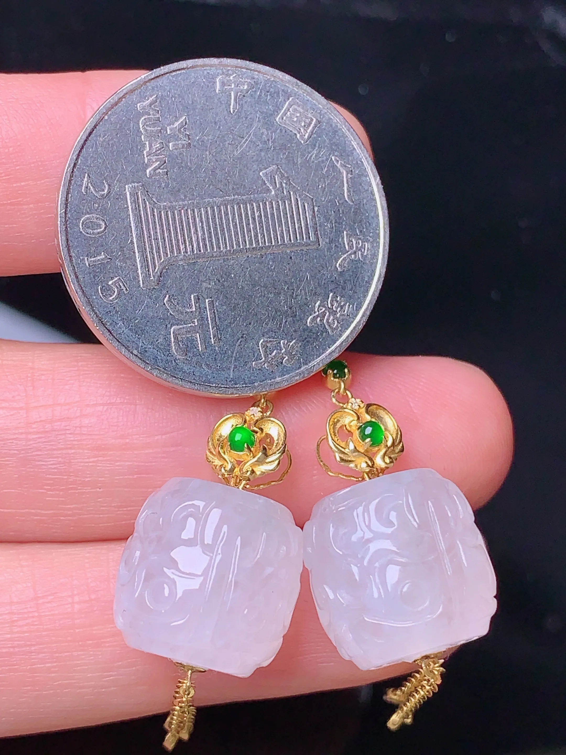 18k金镶嵌雕花路路通耳坠 玉质细腻 色泽清新艳丽 整体尺寸12.5*12.5*12