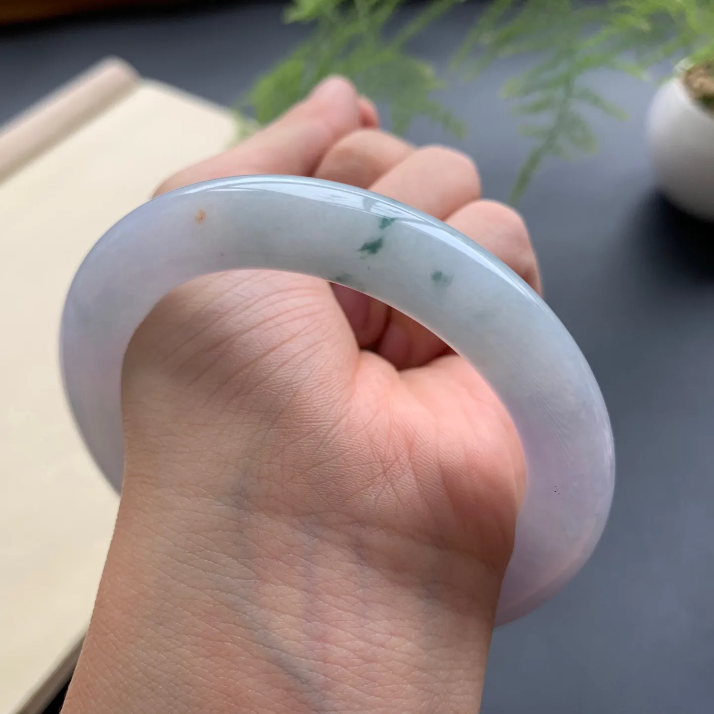 58圈口飘花圆条手镯 尺寸：58-11-10.8，细腻光滑，花色飘逸