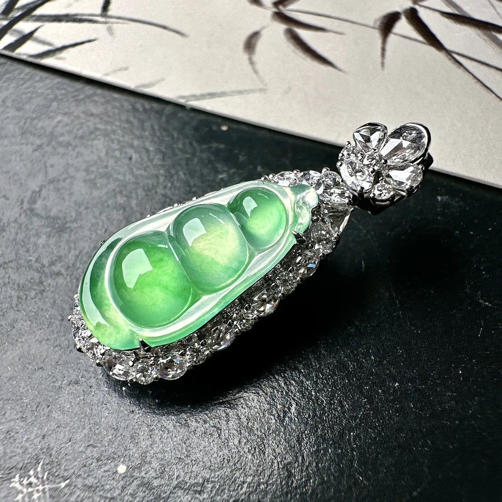 【冰种绿福豆吊坠】种地上乘，冰感十足，通透起光，饱满圆润，18k金钻镶嵌，裸石尺寸21.9*11.7*4.8毫米。