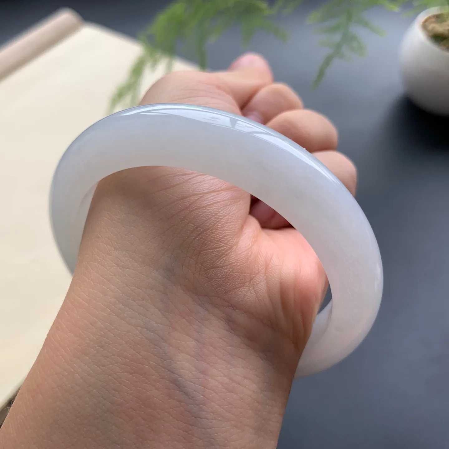 57.8圈口细糯正圈手镯 尺寸：57.8-12.2-9，无纹裂，白净光滑，细腻清爽