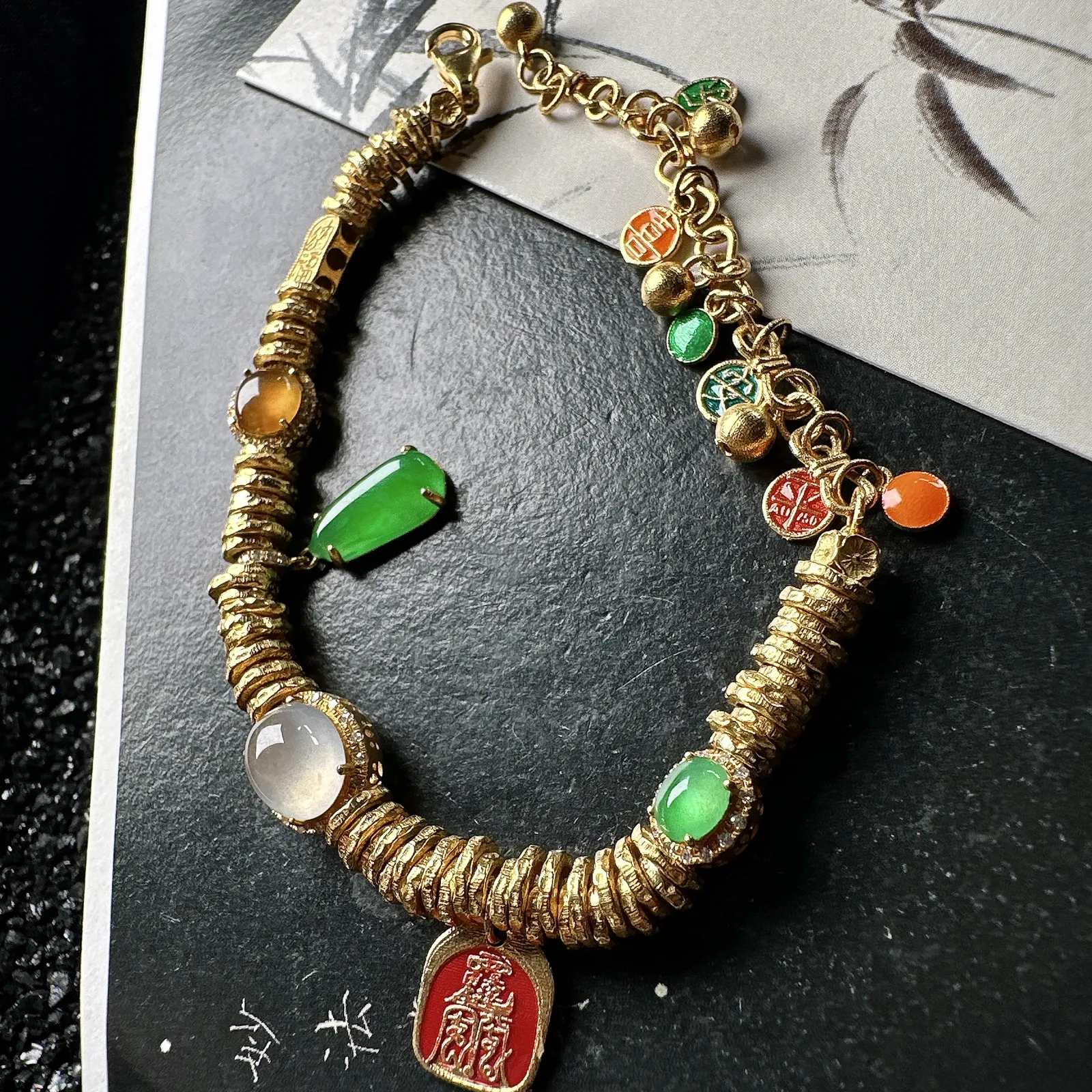 【冰种多种元素盘缠手链】颗颗冰透，饱满圆润，光泽闪耀，流行款，18K金钻镶嵌，其中一颗裸石尺寸7.7