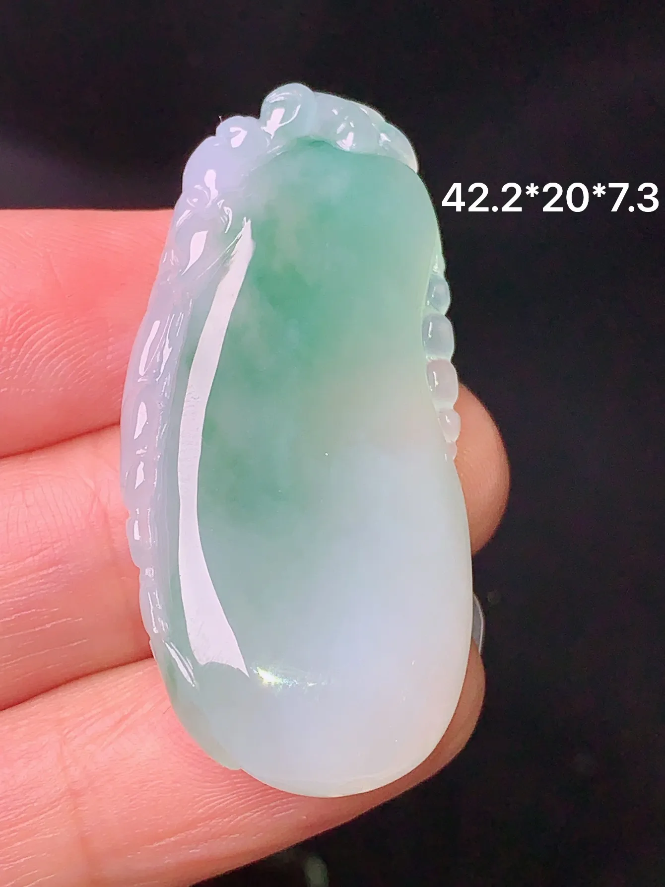 飘绿福瓜吊坠 玉质细腻 色泽清新艳丽 整体尺寸42.2*20*7.3