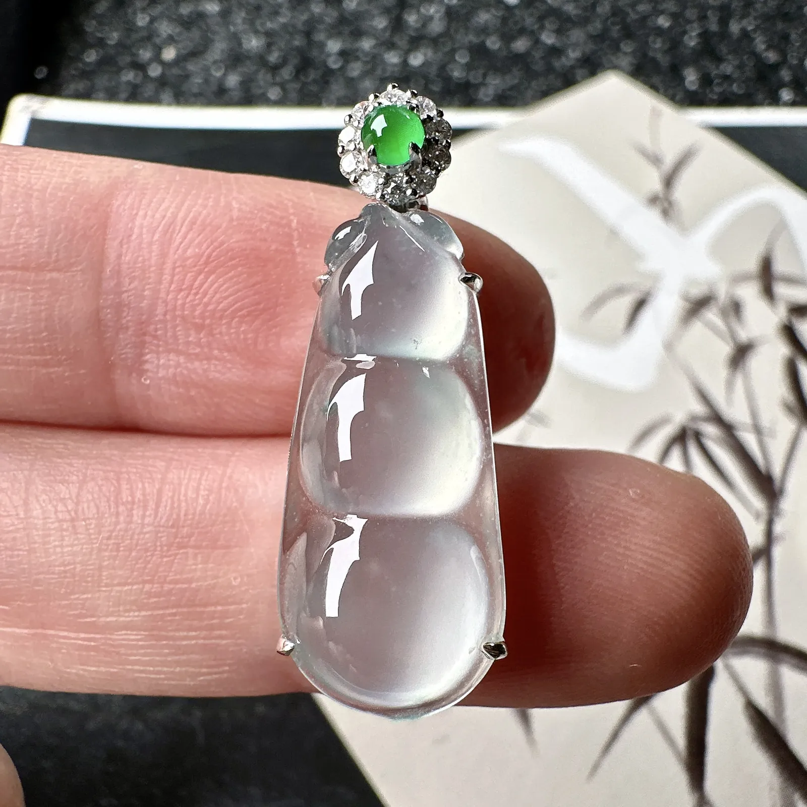 【冰种福豆吊坠】种地上乘，冰感十足，通透起光，饱满圆润，收藏品质，18k金钻镶嵌，裸石尺寸24.5*