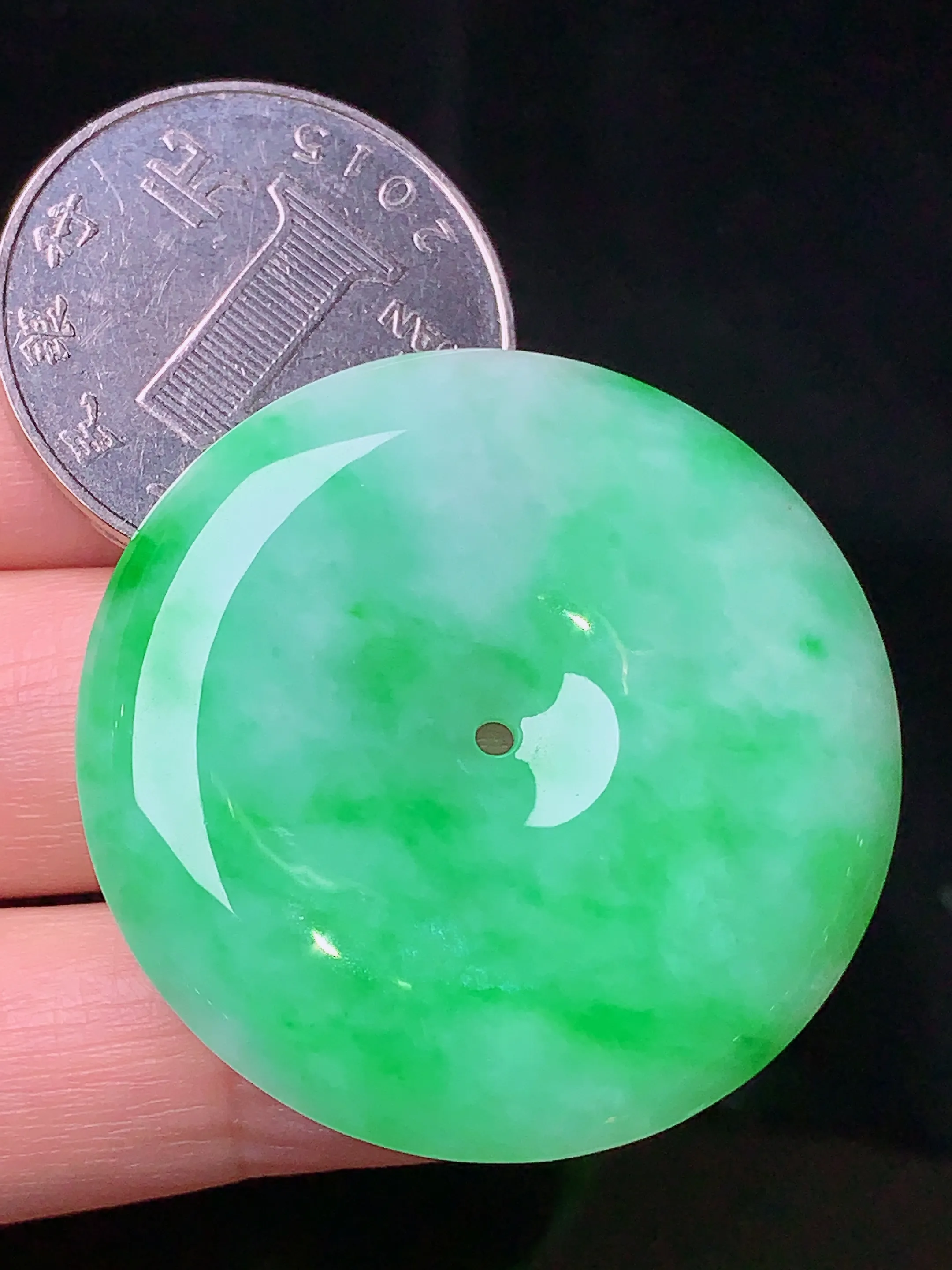 翠绿平安扣吊坠 玉质细腻 色泽清新艳丽 整体尺寸36.6*6